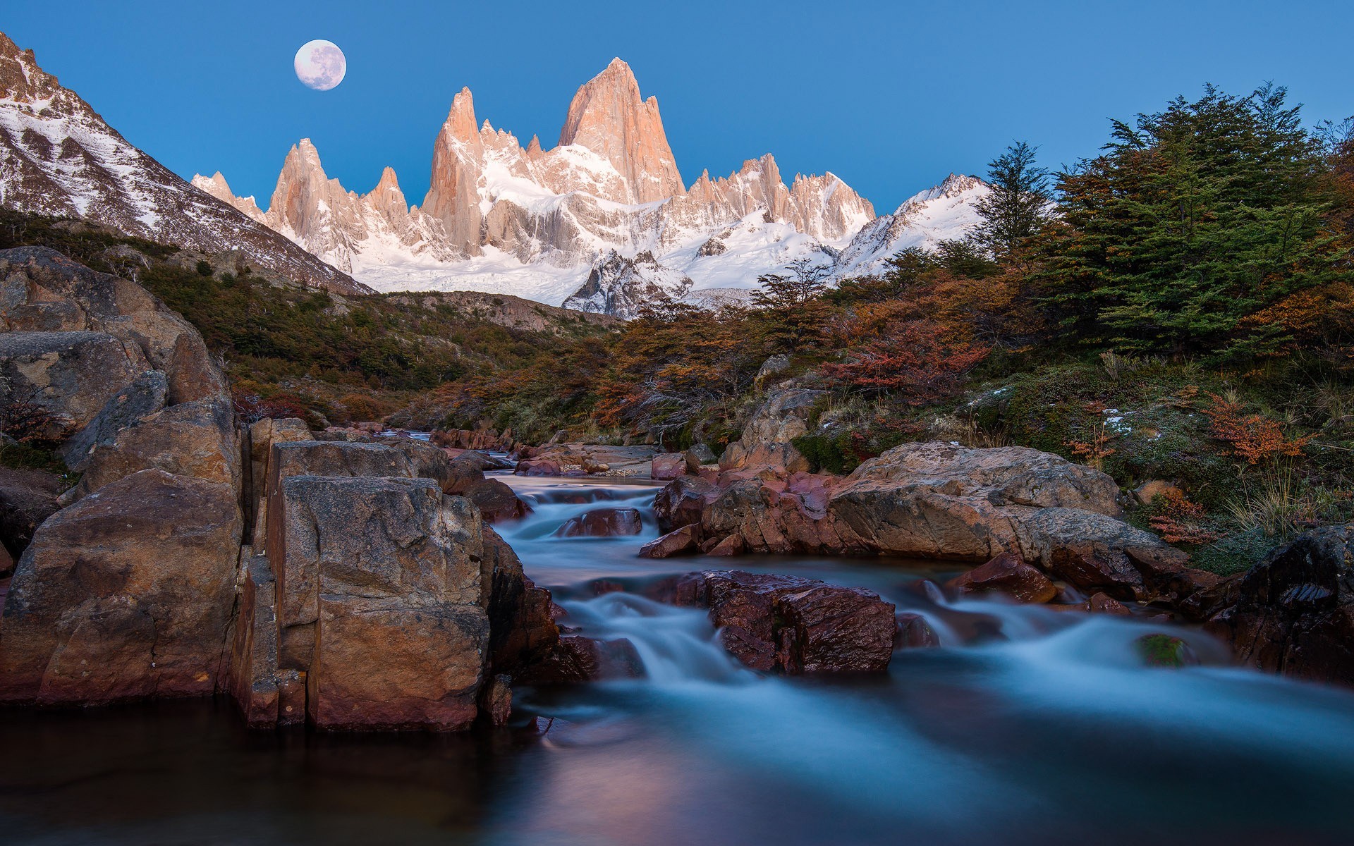 женский горный хребет с рекой и полной луной