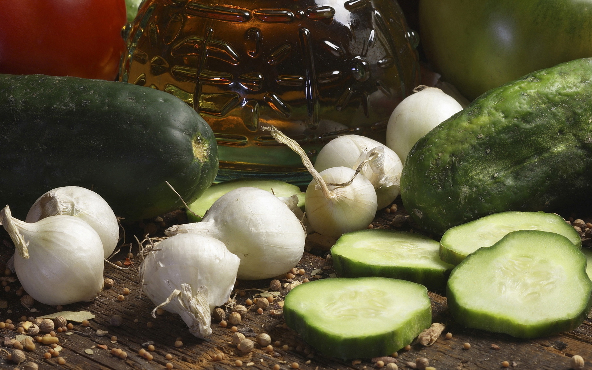 есть много овощей, которые находятся на столе с банкой масла