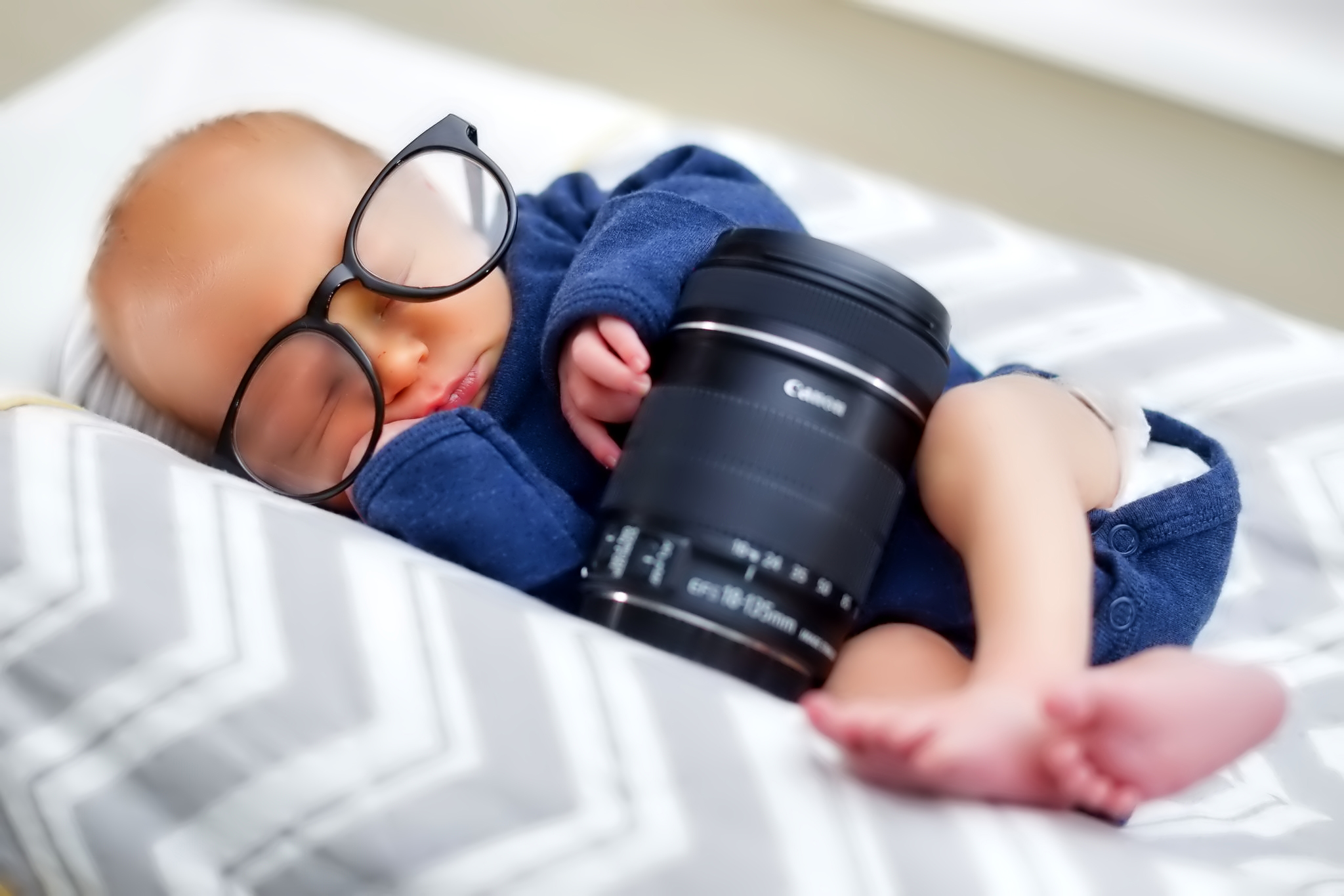 Фотограф дети. Ребенок фотограф. Фотографирование младенцев. Фотограф фотографирует новорожденных. Фотограф которая фотографирует младенцев.
