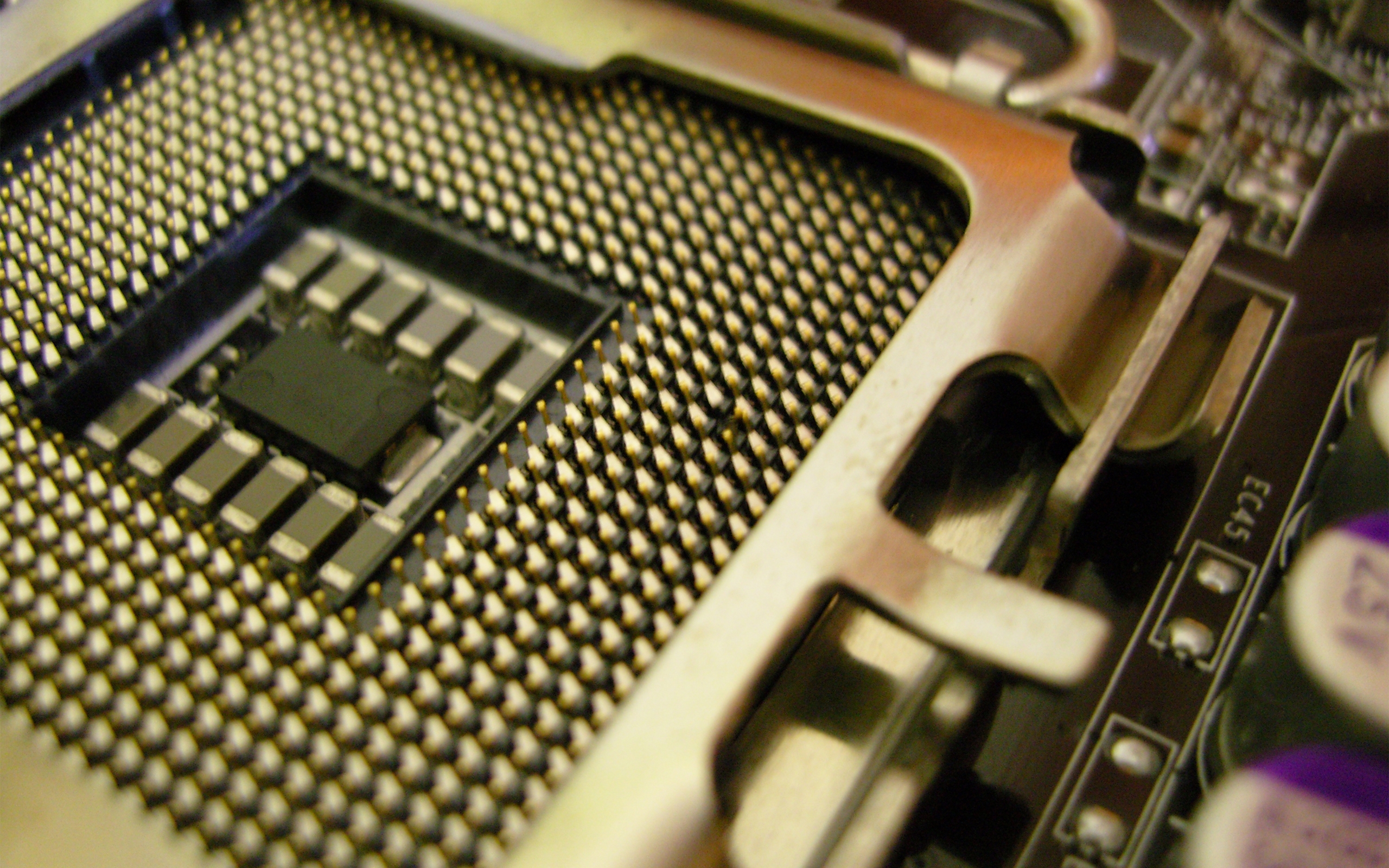 закрытие компьютерного чипа на материнской плате компьютера