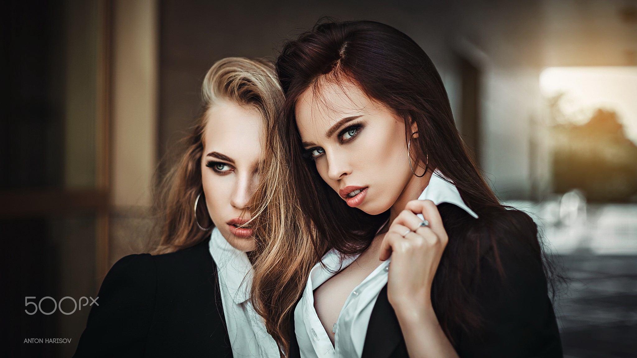 есть две женщины, которые позируют для совместной фотографии