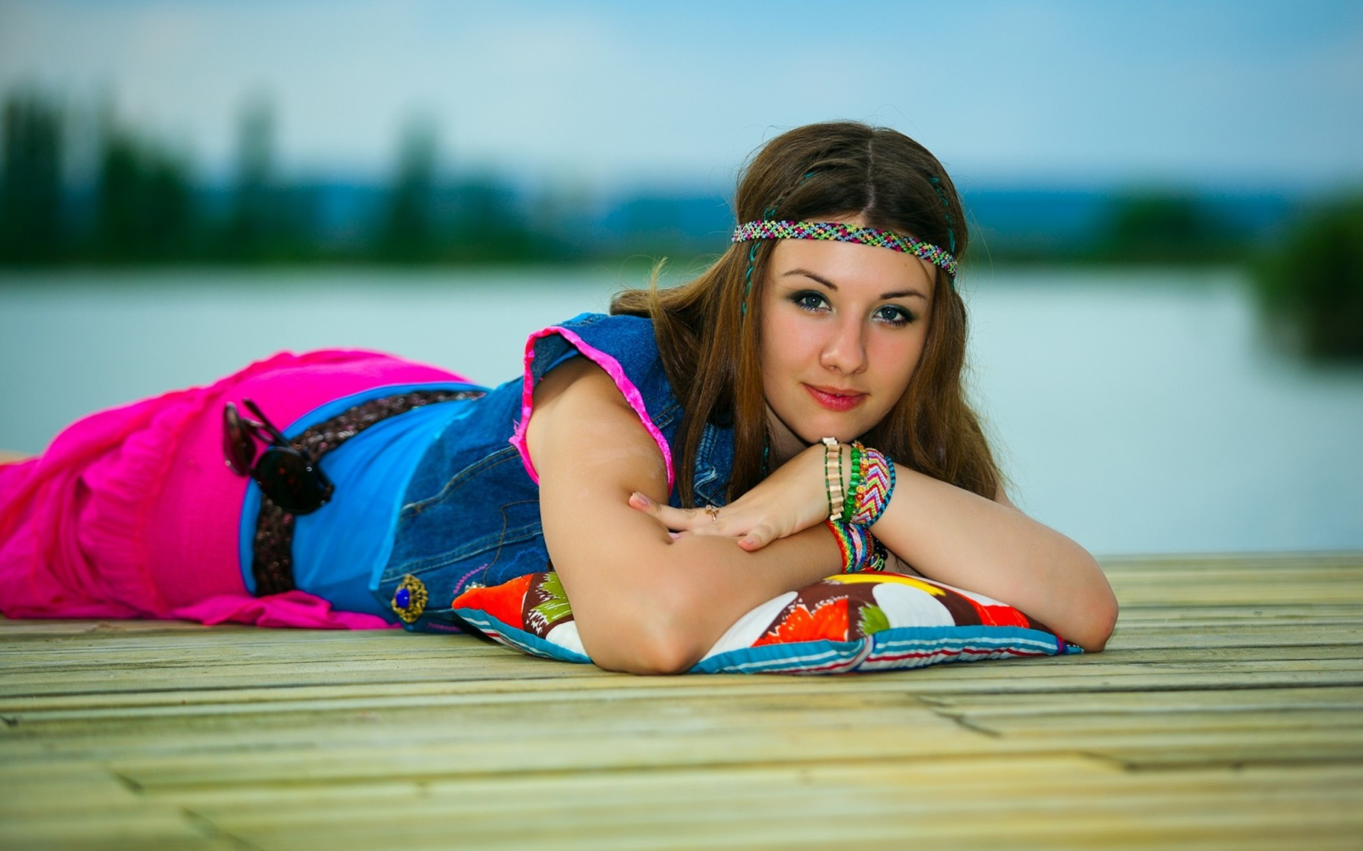 женщина, лежащая на доке с красочным одеялом