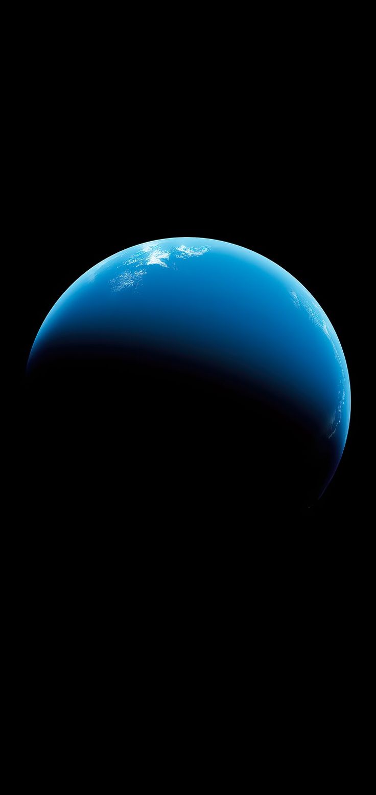 близость голубой планеты с черным фоном