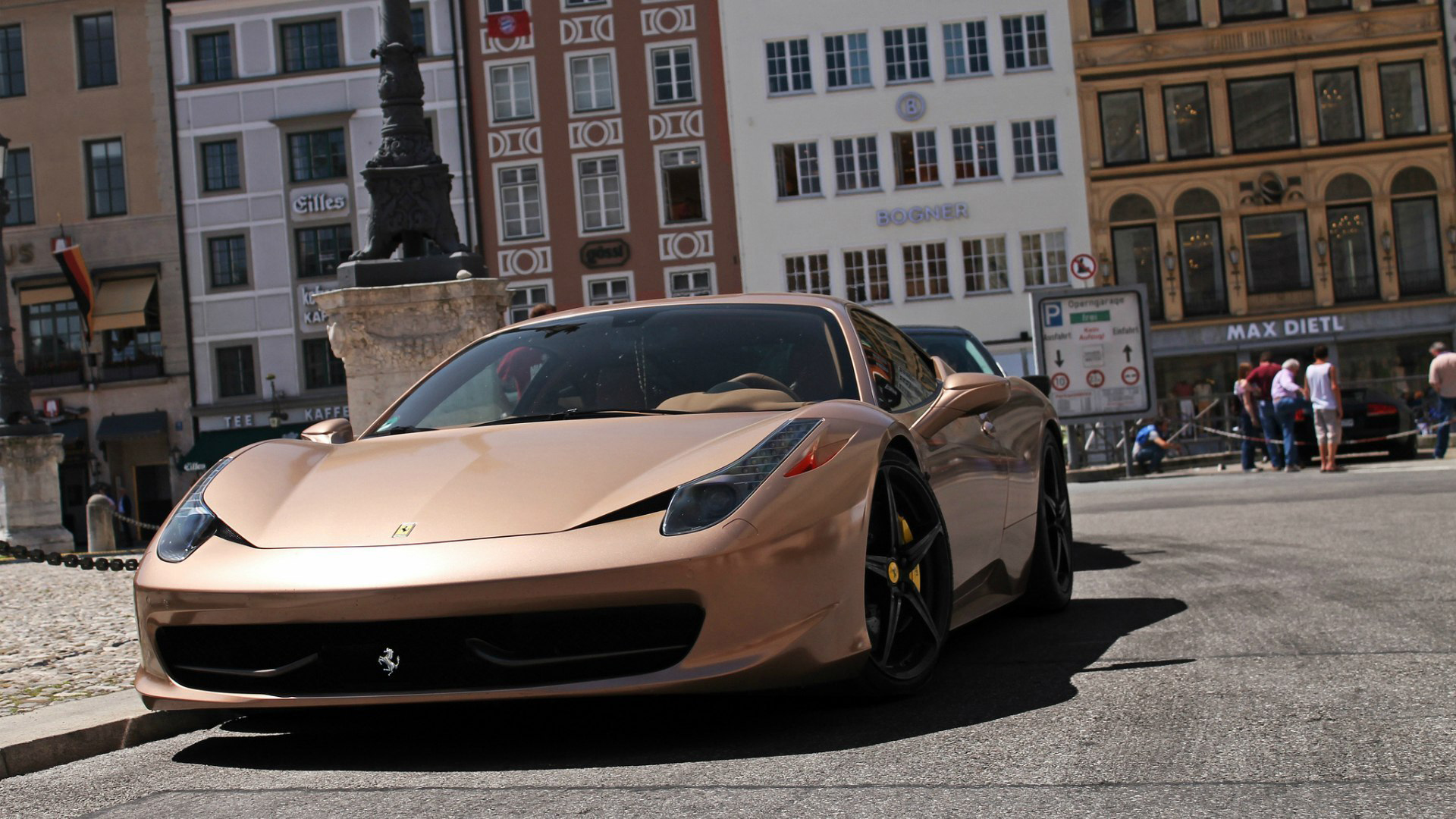 Машина на улице. Феррари 458 Италия на улицах Москвы. Ferrari 458 Italia на рабочий стол. Феррари на улицах Италии. Феррари бежевая.