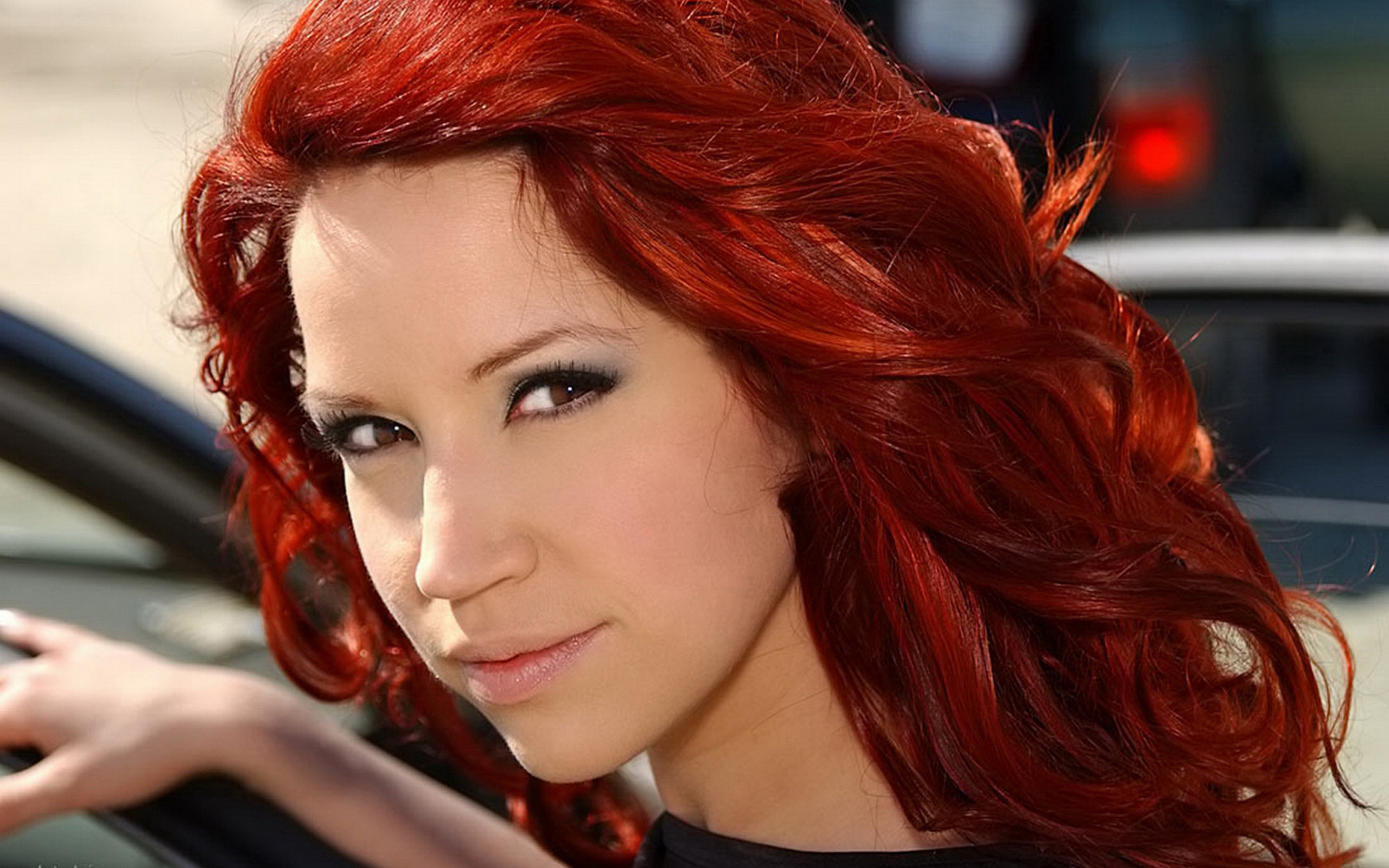 Девушка с красными волосами фото