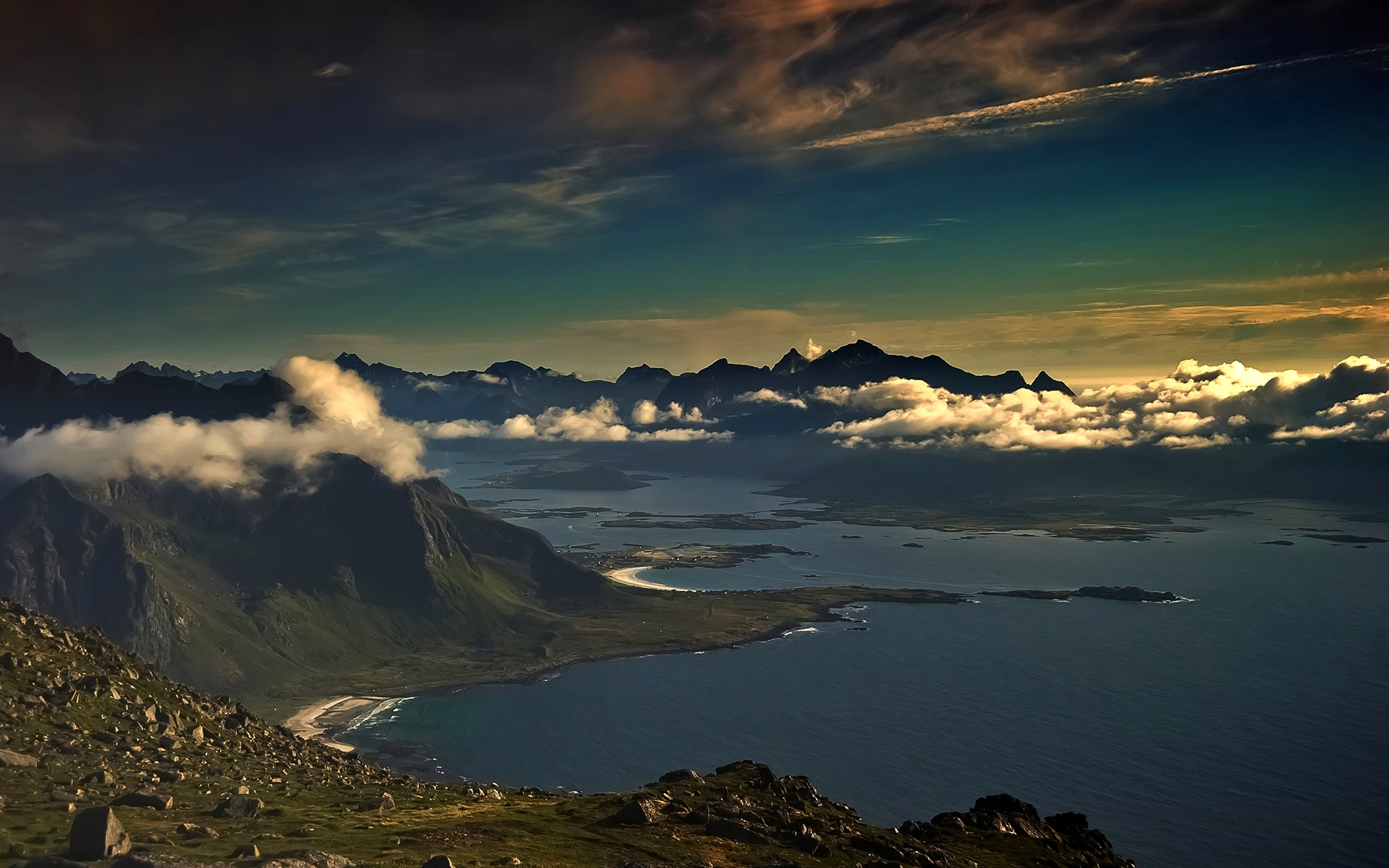 горы и облака вдалеке с водоемом