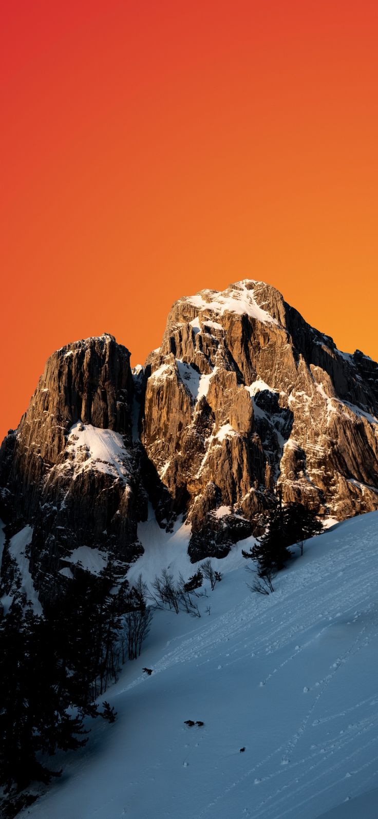 горы, покрытые снегом и сноубордисты на склоне