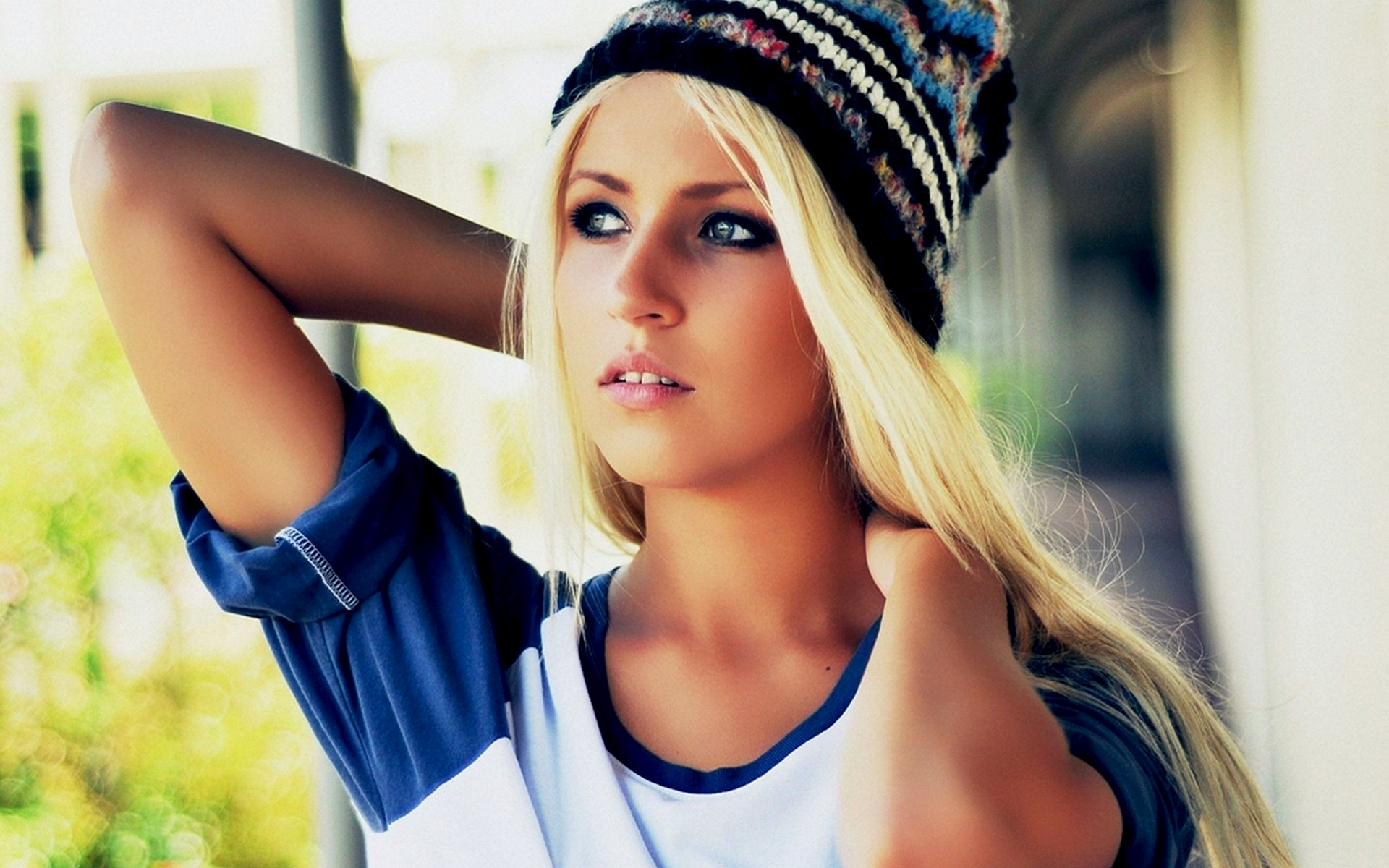 шапка, блондинка