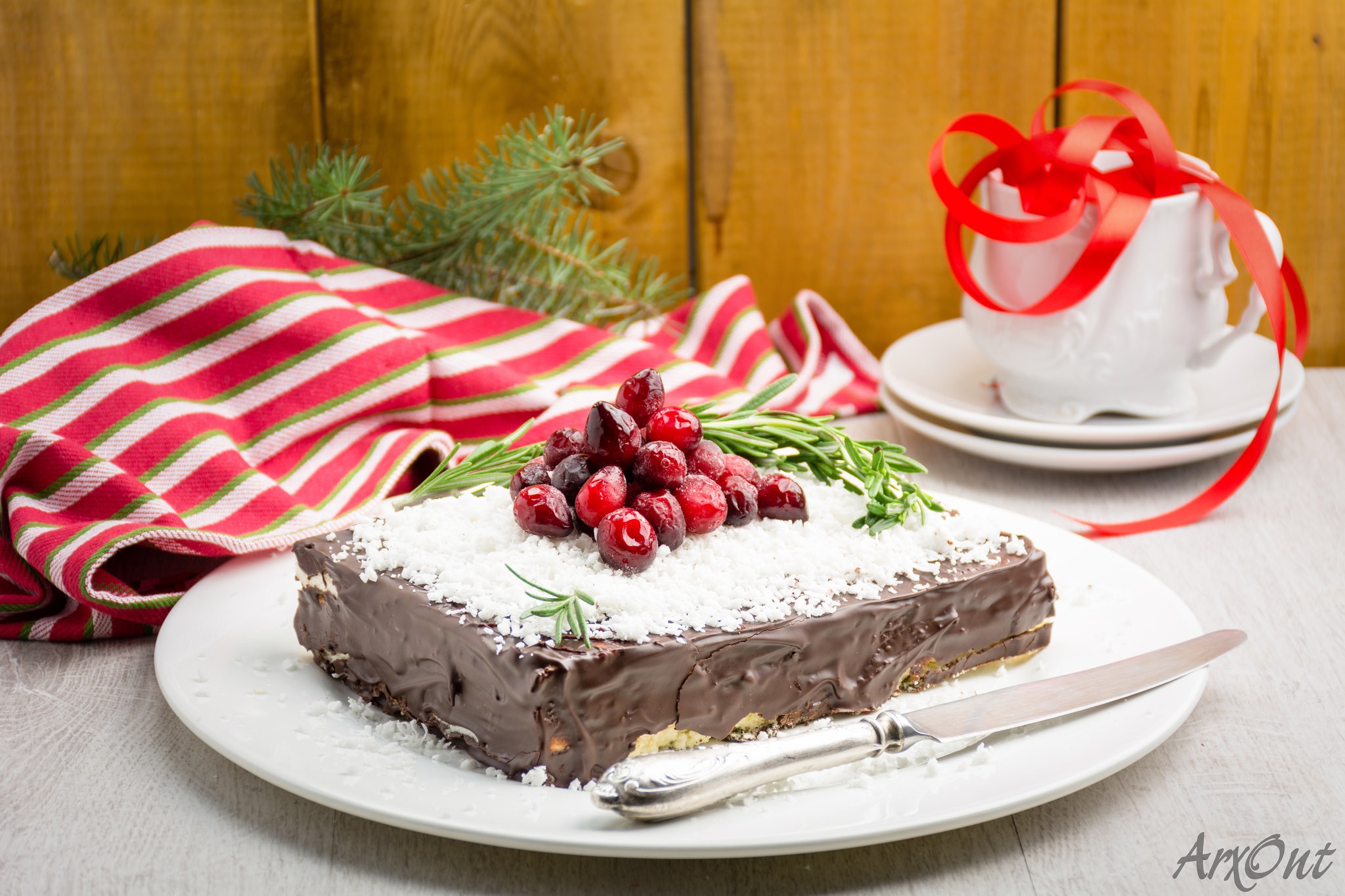 Cake and cake. Клюквенный торт. Шоколадный торт с клюквой. Чизкейк новогодний декор. Новогодний торт с клюквой.