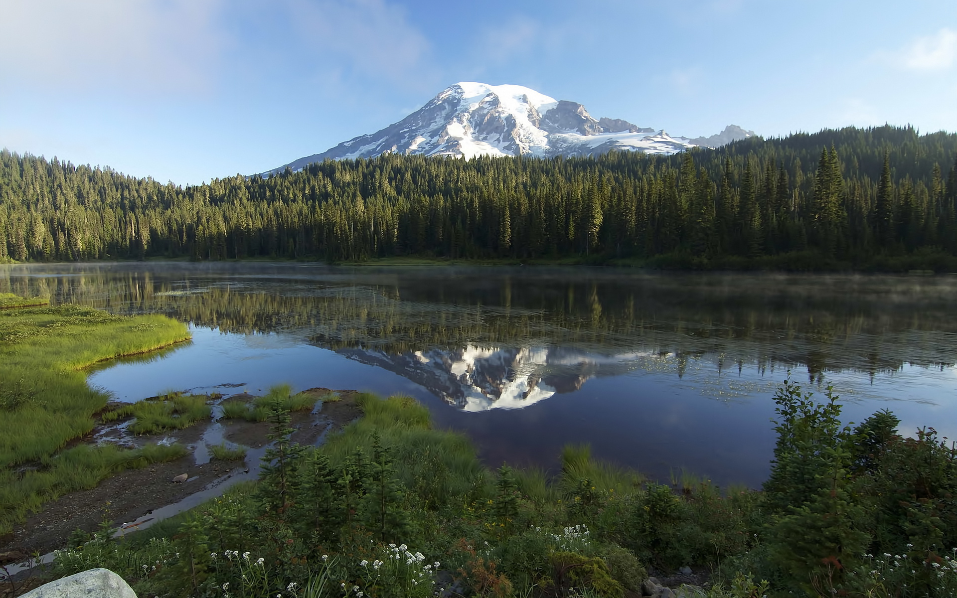 вдалеке есть гора с озером на переднем плане
