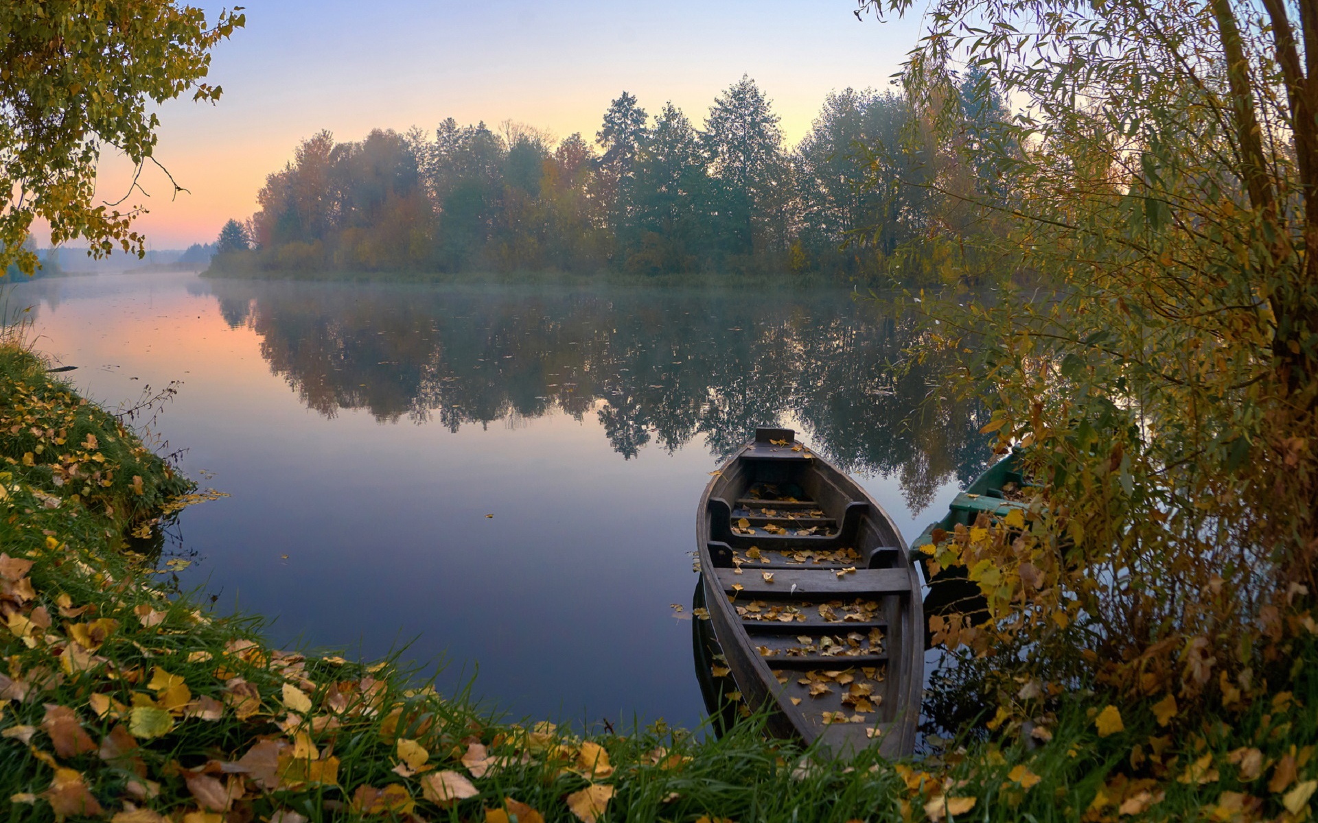 Приснилась вода река. Лодка на реке. Осень озеро лодка. Лодка озеро осень туман. Осенняя фотосессия в лодке.