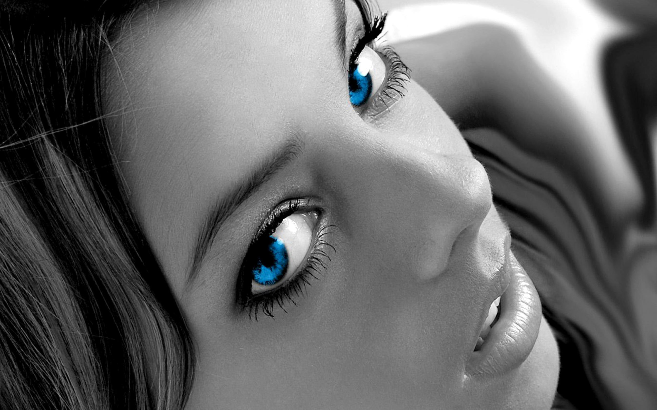 Ярко голубые глаза у девушек