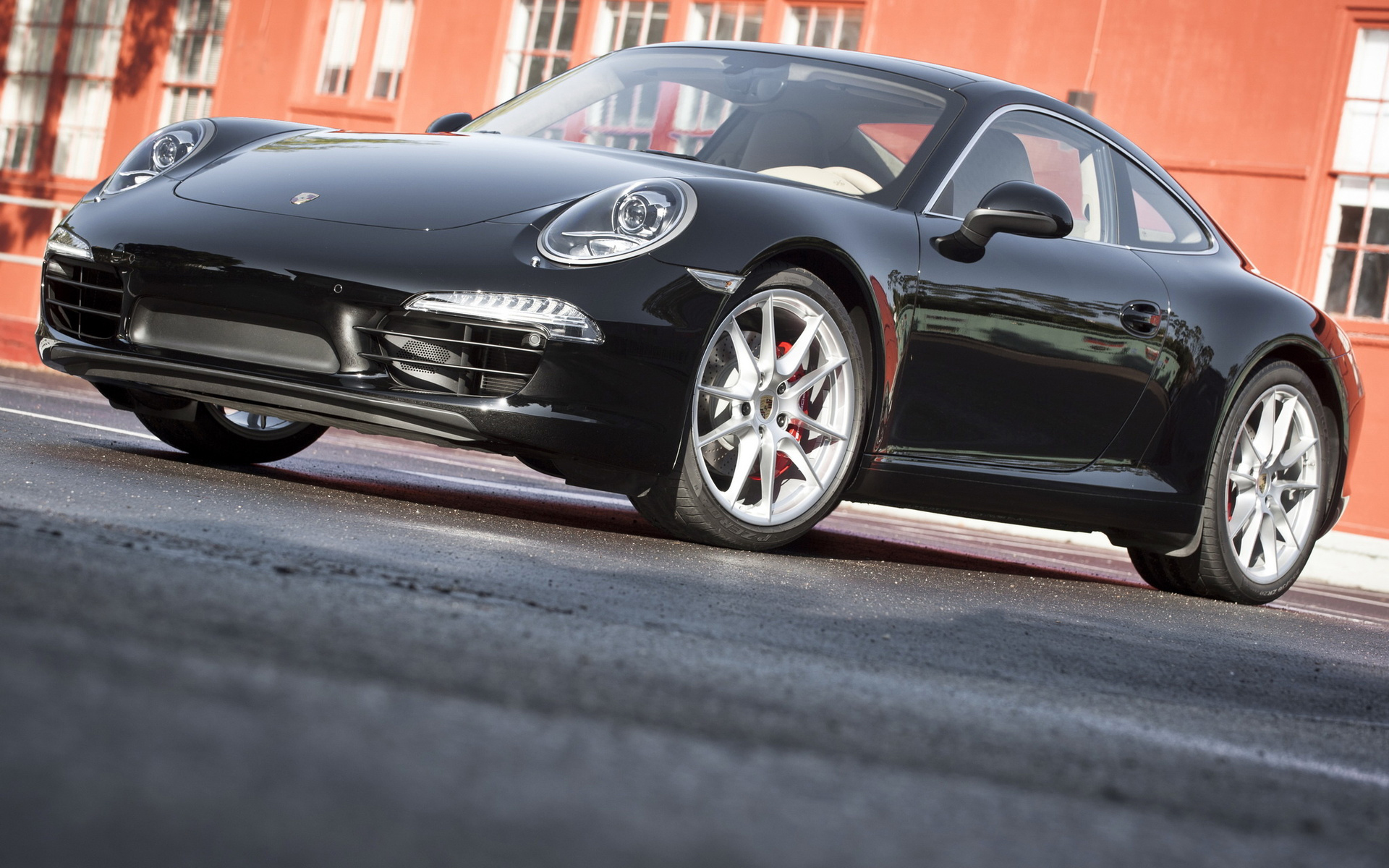 женщина черного порше припарковалась на обочине дороги перед зданием