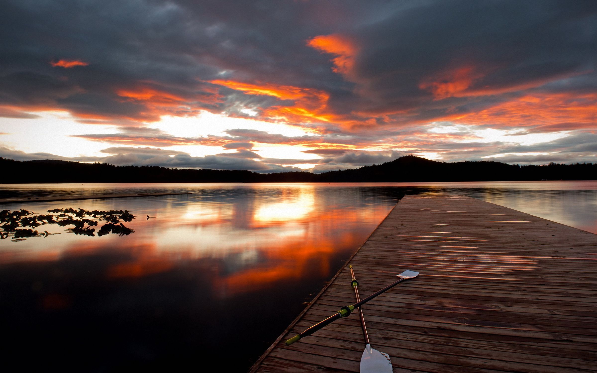 Озером закат текст. Закат на озере. Красивый закат на озере. Озеро на фоне заката. Закат над озером.