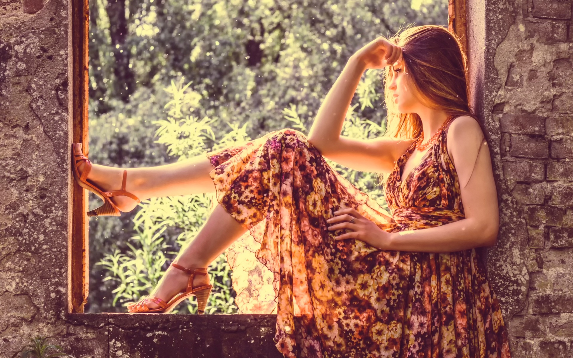 женщина, сидящая на оконном выступе в платье