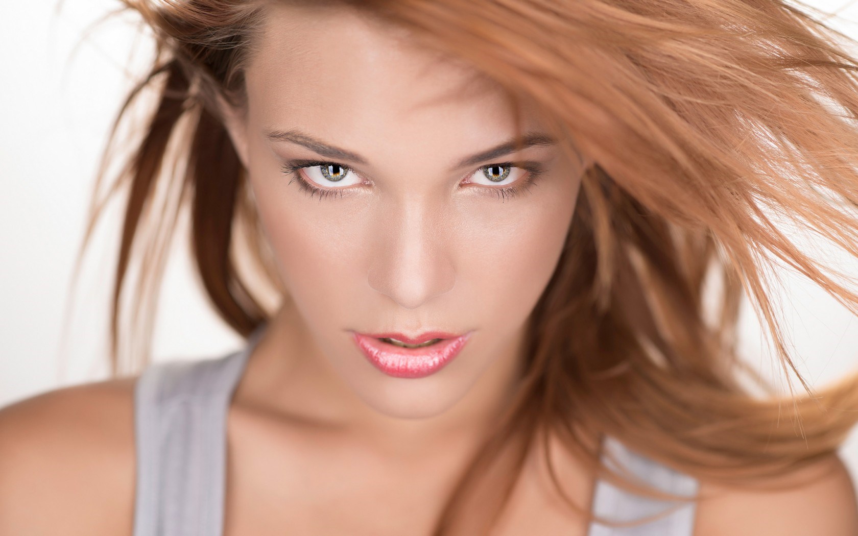 блондинка с длинными волосами, дующими на ветру