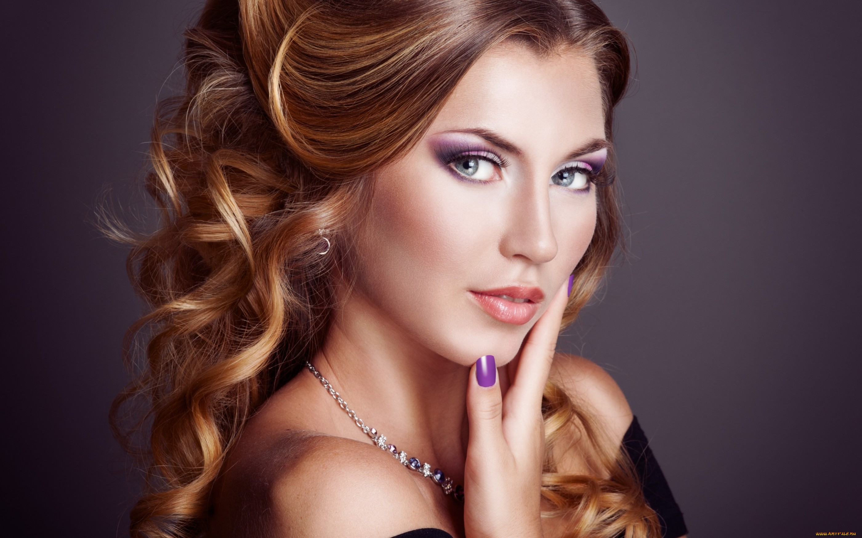 закрытие женщины с фиолетовым маникюром и ожерелье