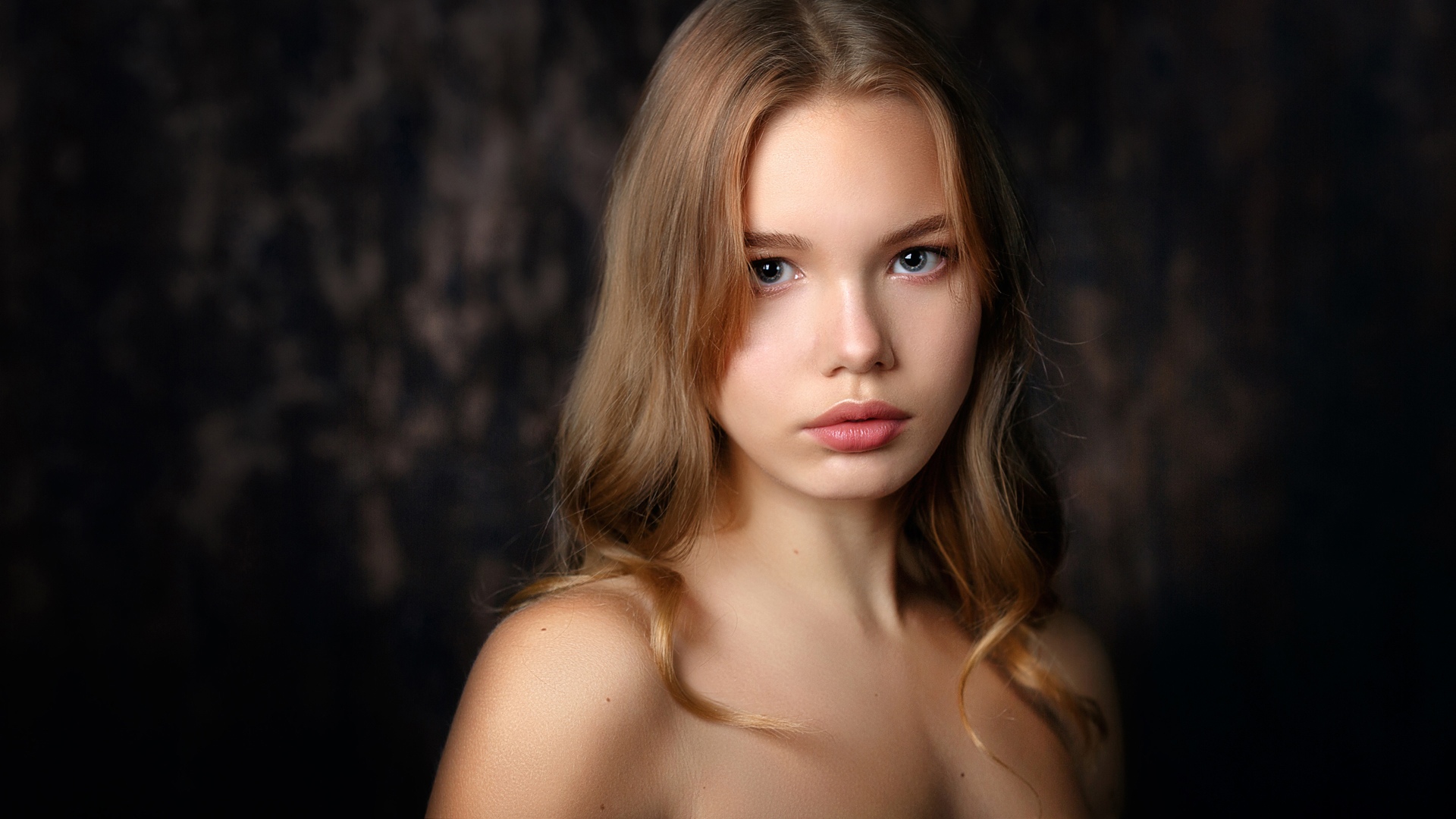 женщина с большой грудью позирует для фото