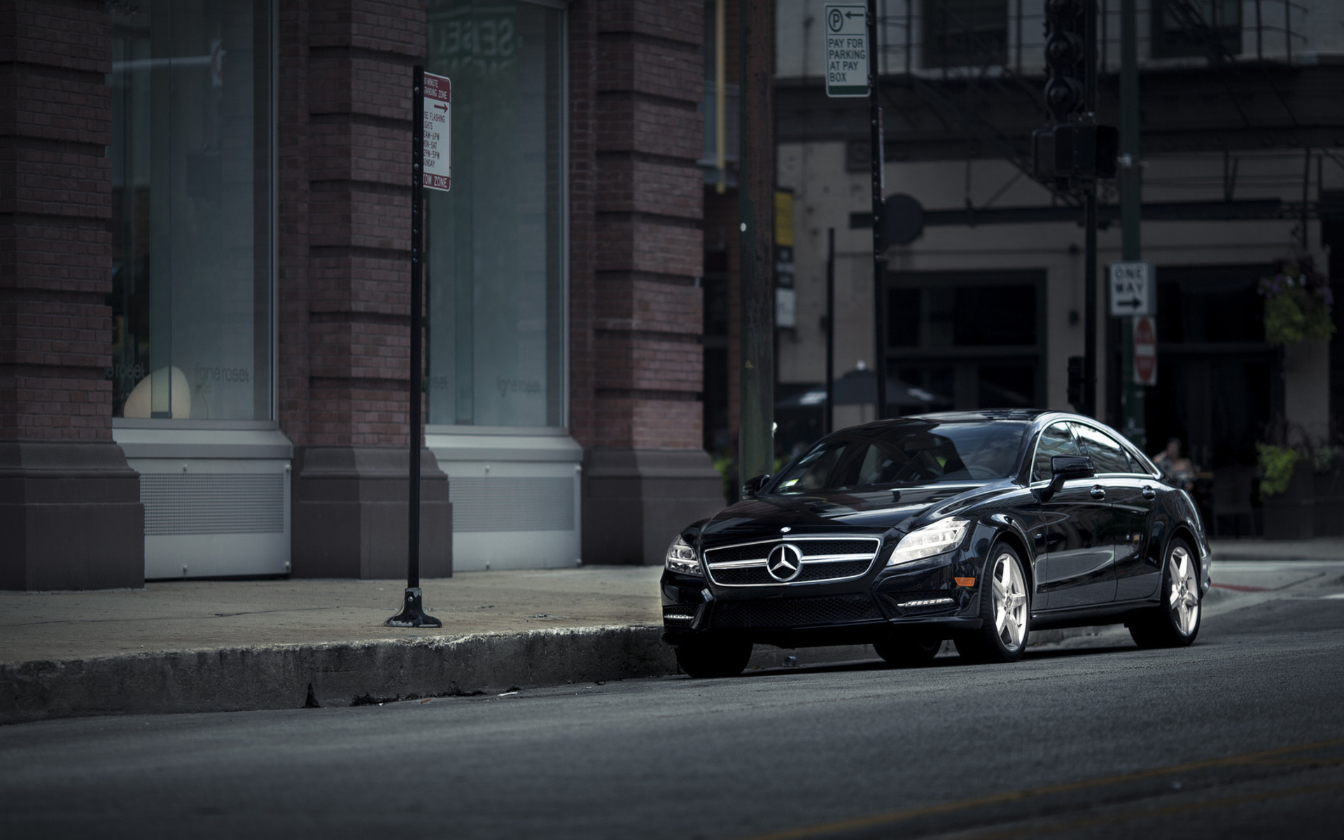 Машина видна. Мерседес CLS черный на улице. Mercedes Benz 2077. Черный Мерседес в городе. Машины темный город.