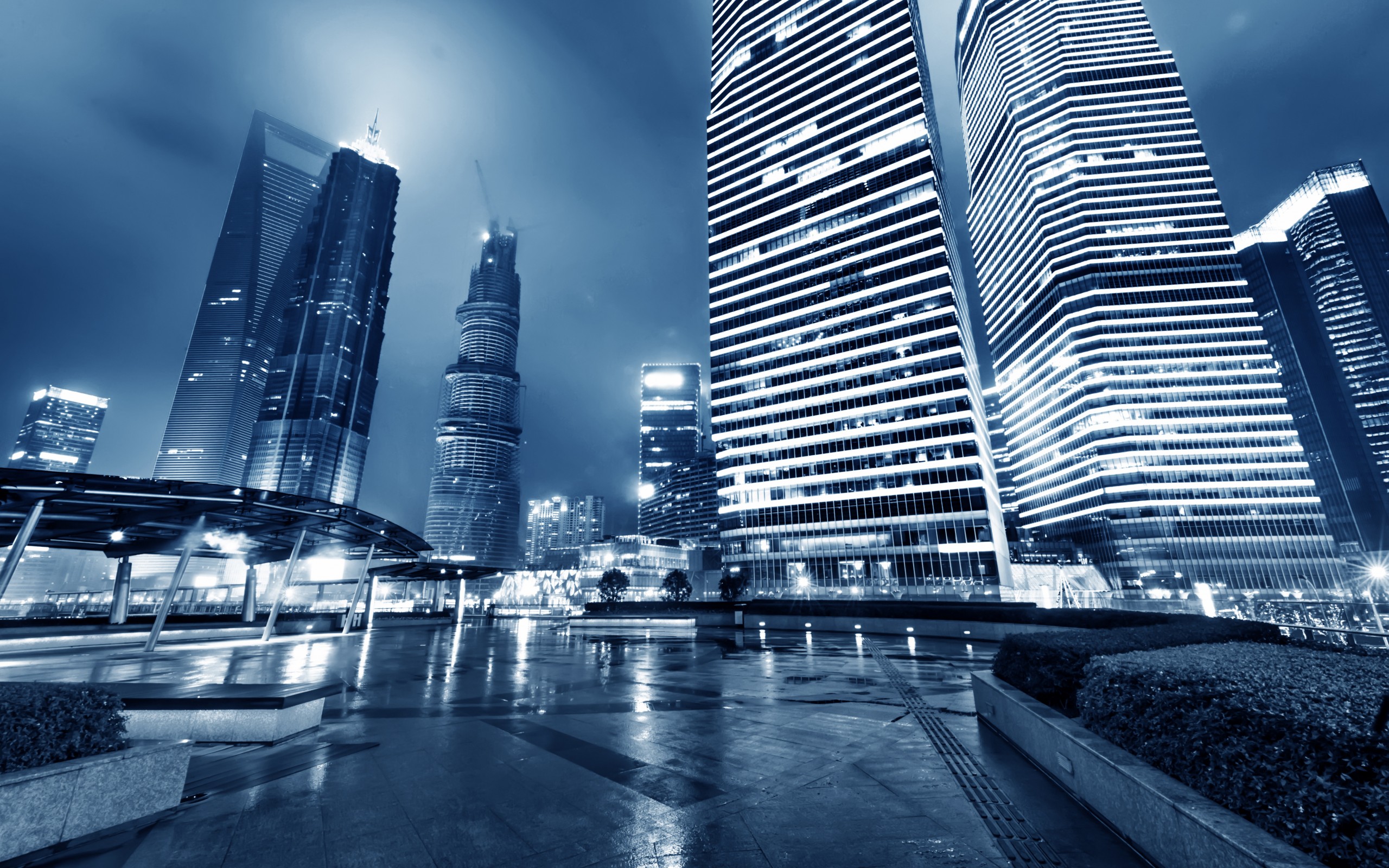 ночной вид на город с небоскребами и пешеходной дорожкой