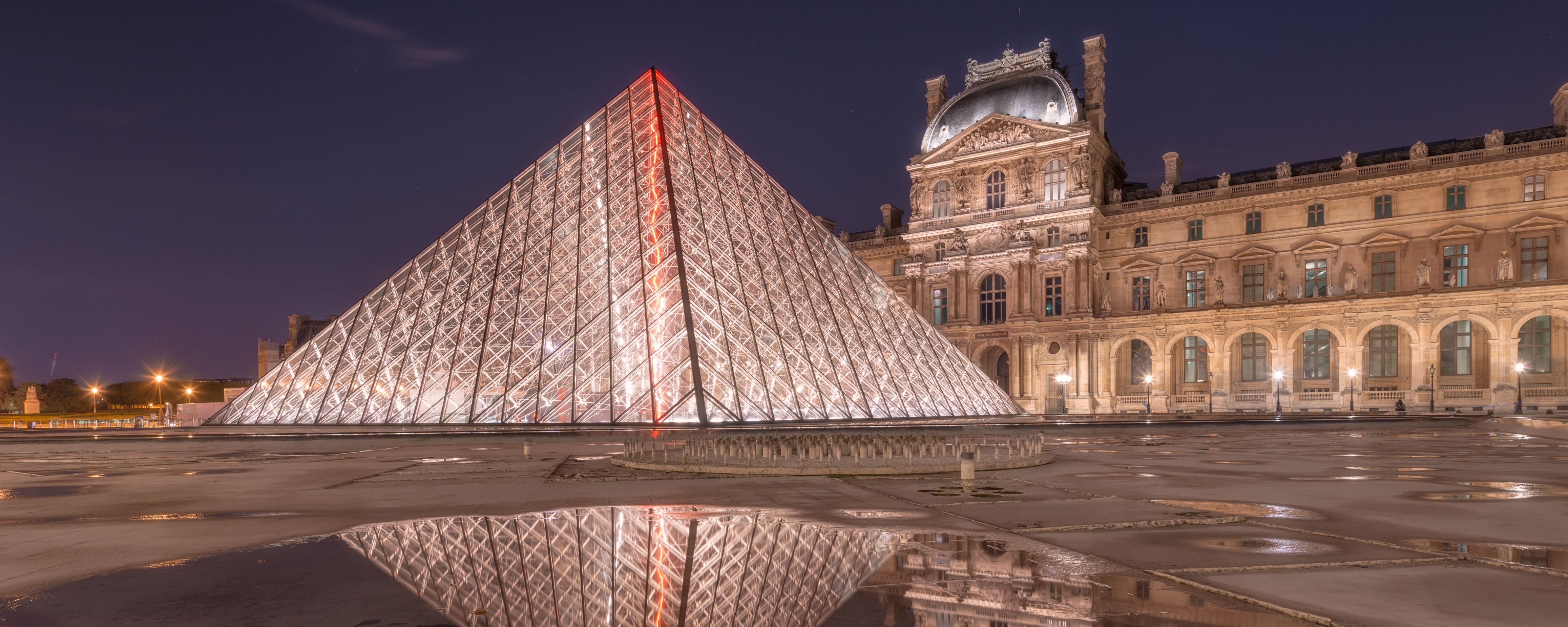 Pyramid at Louvre Museum, Paris, France скачать