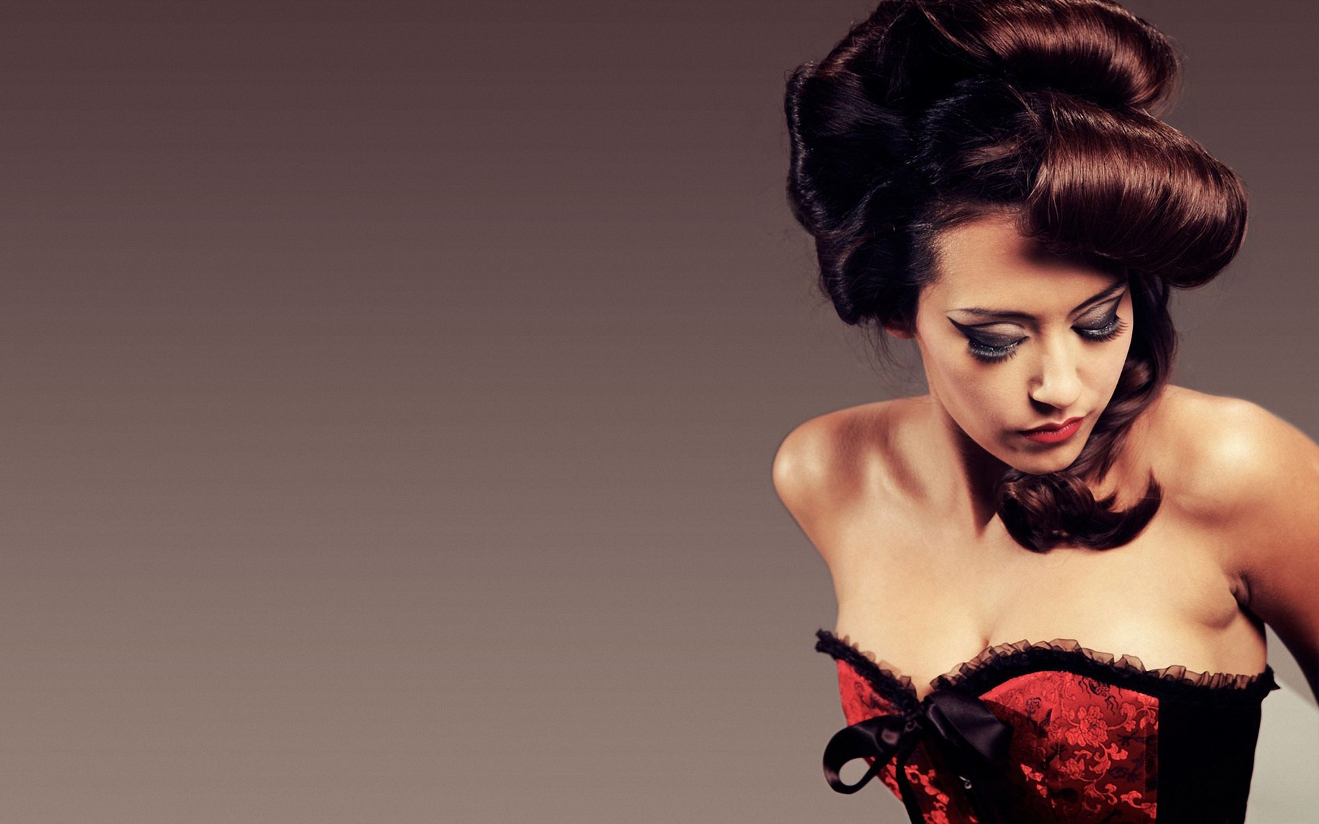 там женщина в корсете позирует для фотографии