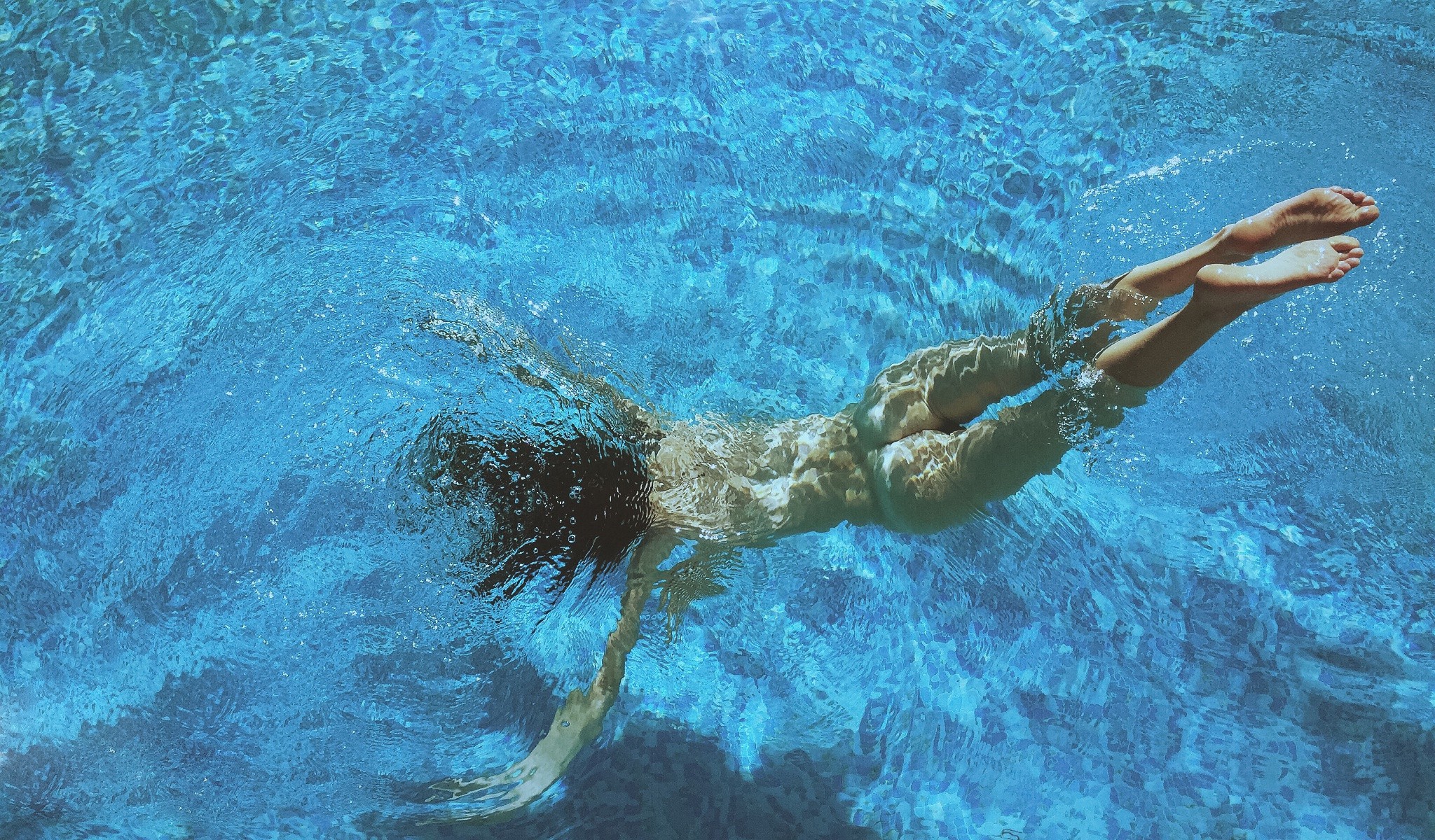 есть женщина, плавающая в бассейне с фрисби