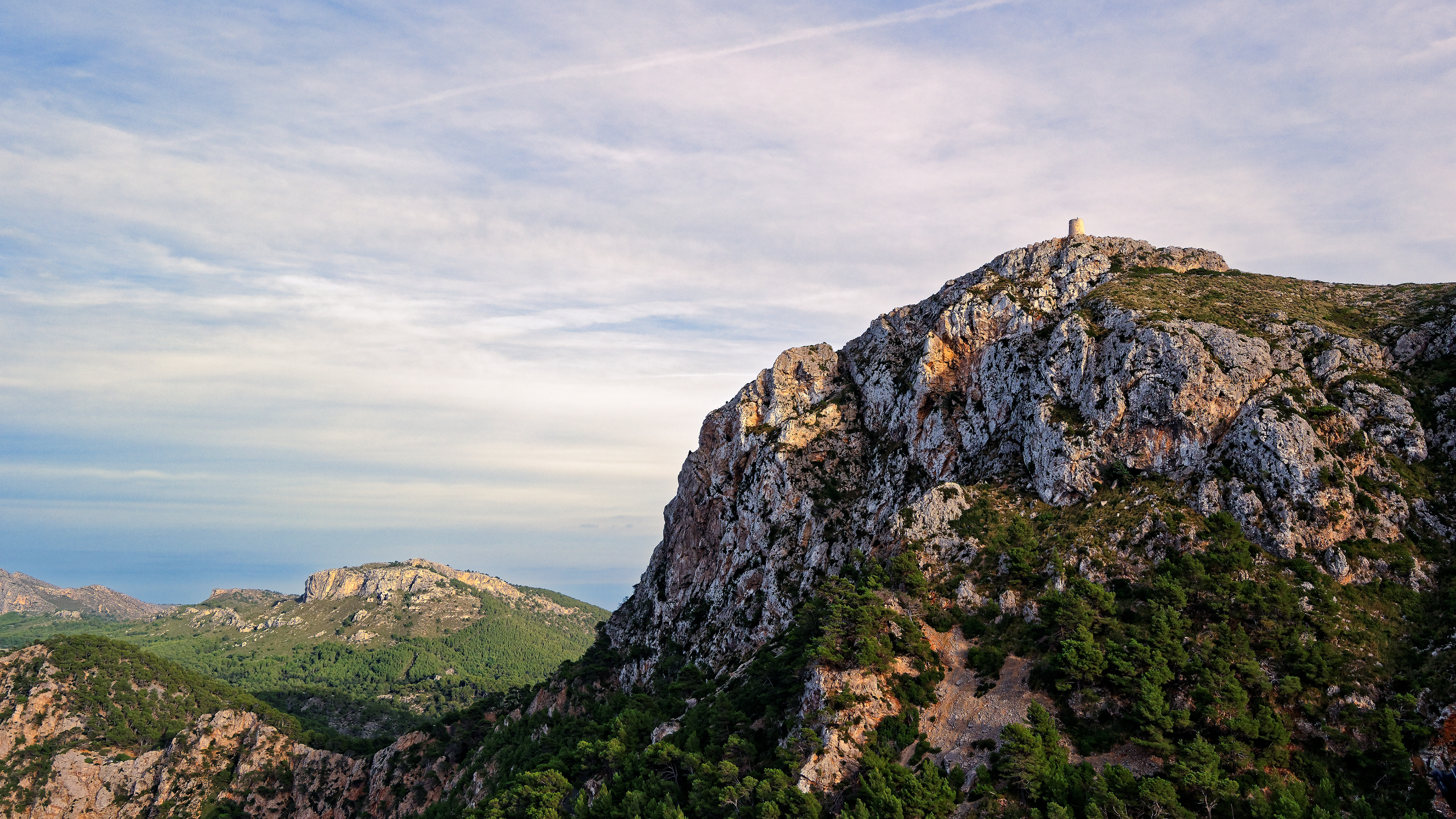 Небольшая гора. Гора учка. Гора Лукаш скалы гора. Маленькая гора.