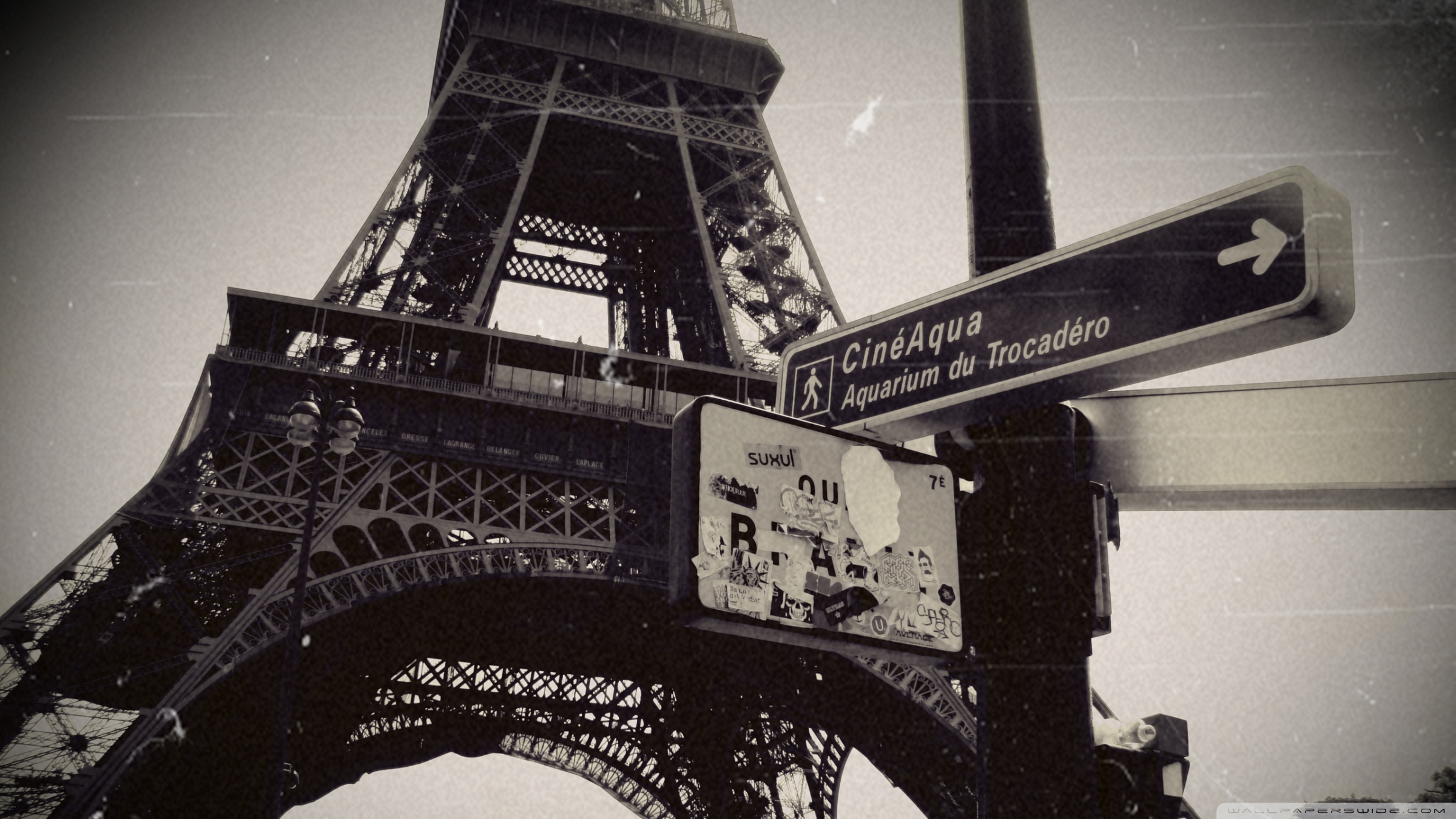 есть черно-белое фото уличного знака и эйфелевой башни