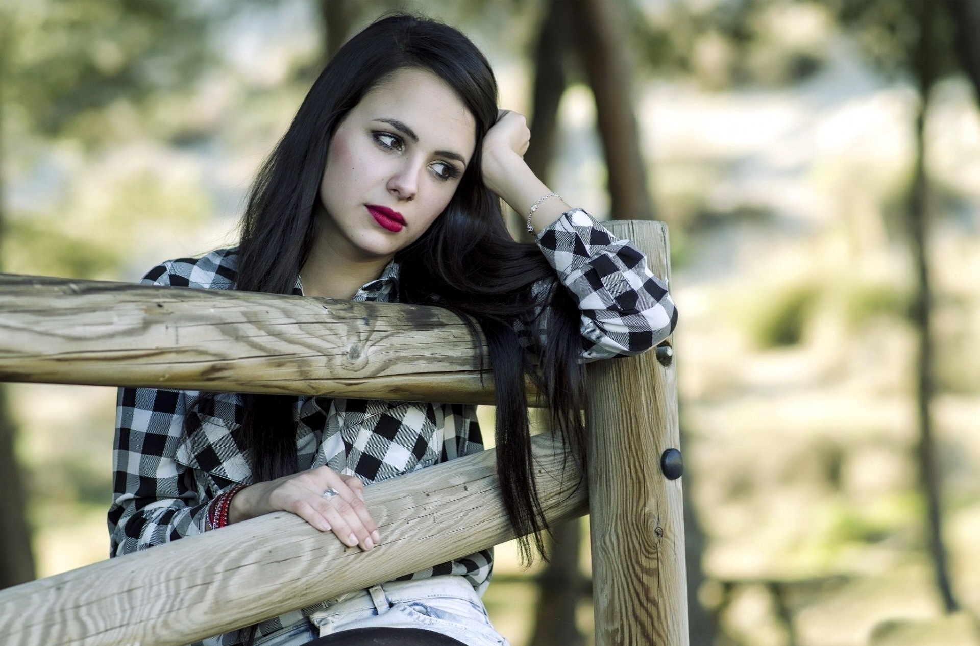 женщина сидит на скамейке в лесу