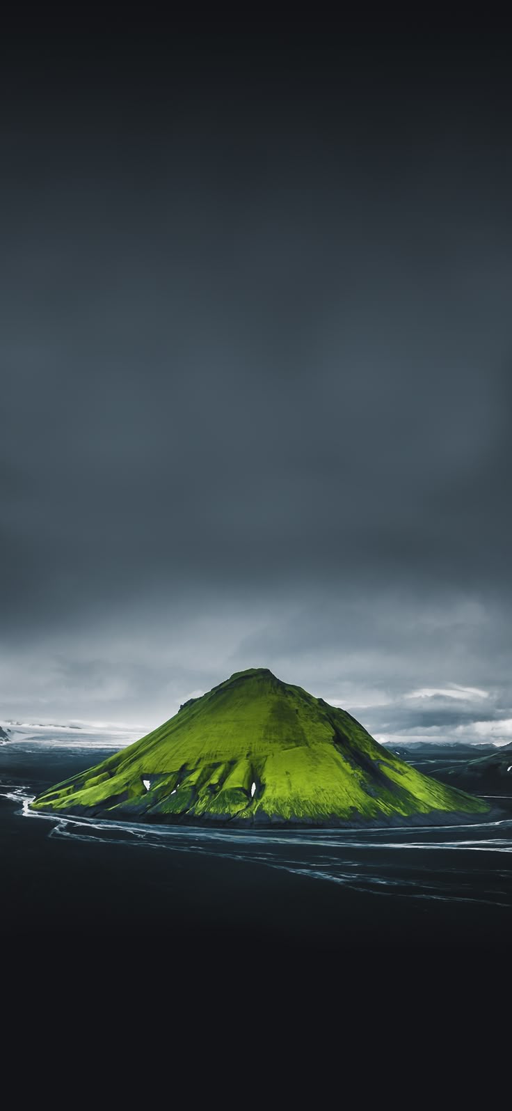 женщина-гора посреди водоема