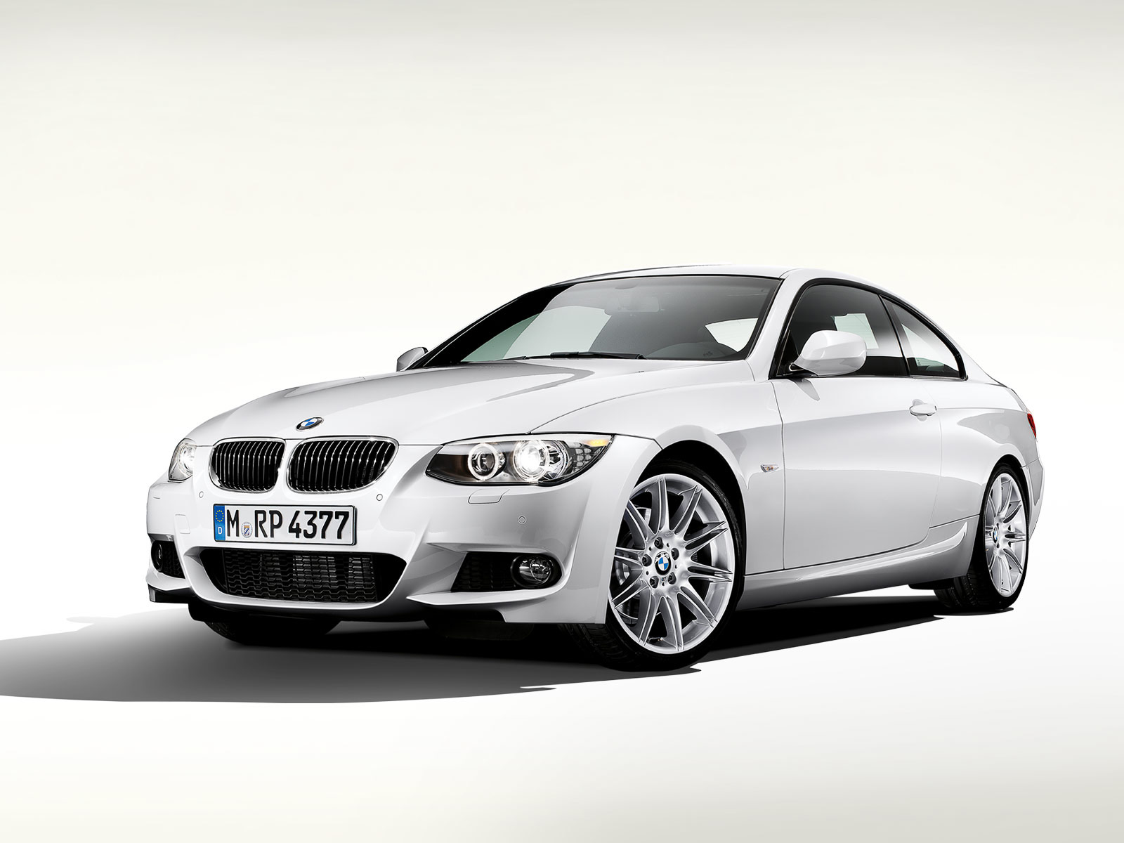 закрытие белой машины bmw на белом фоне