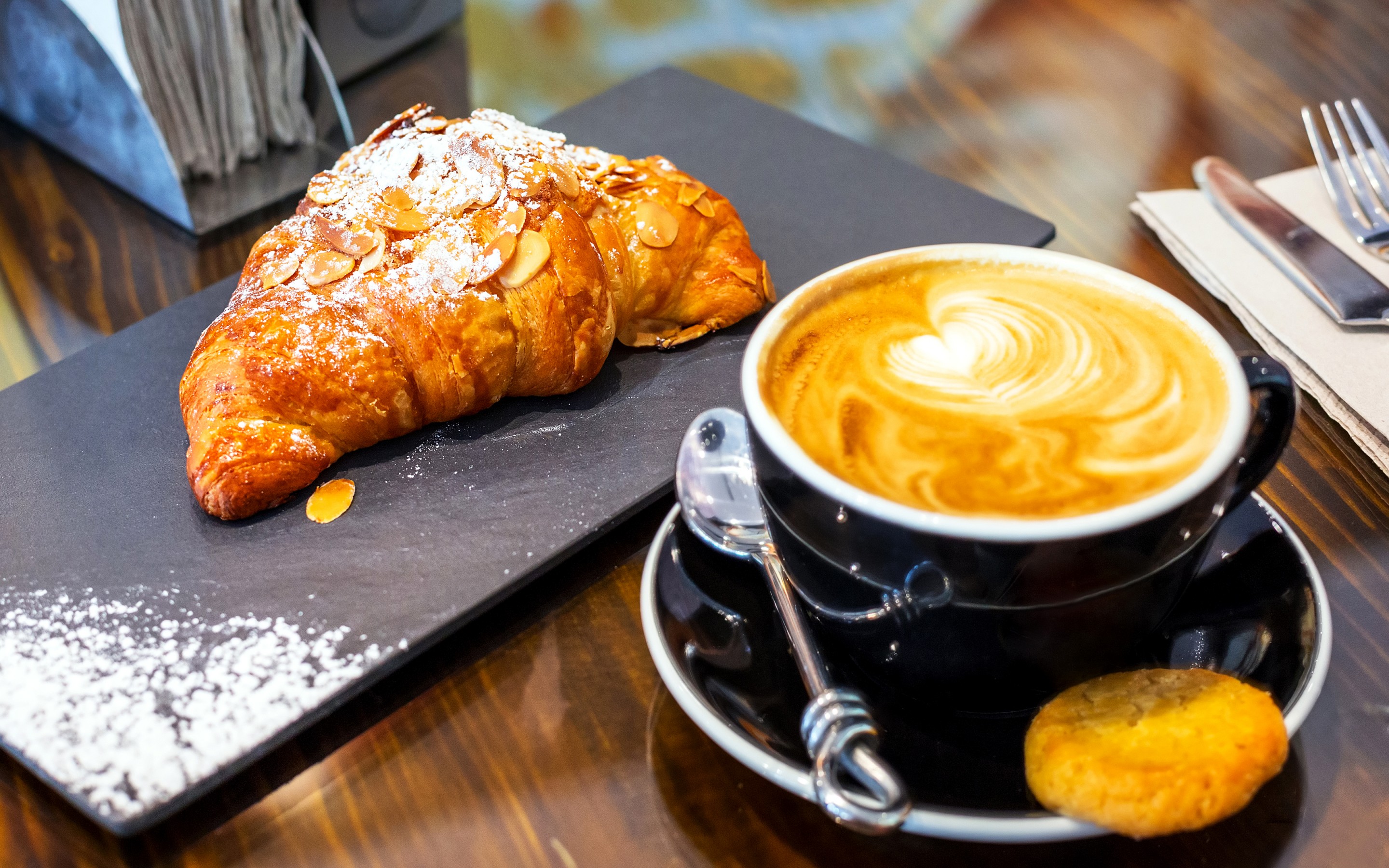 кофе, круасана, глоток