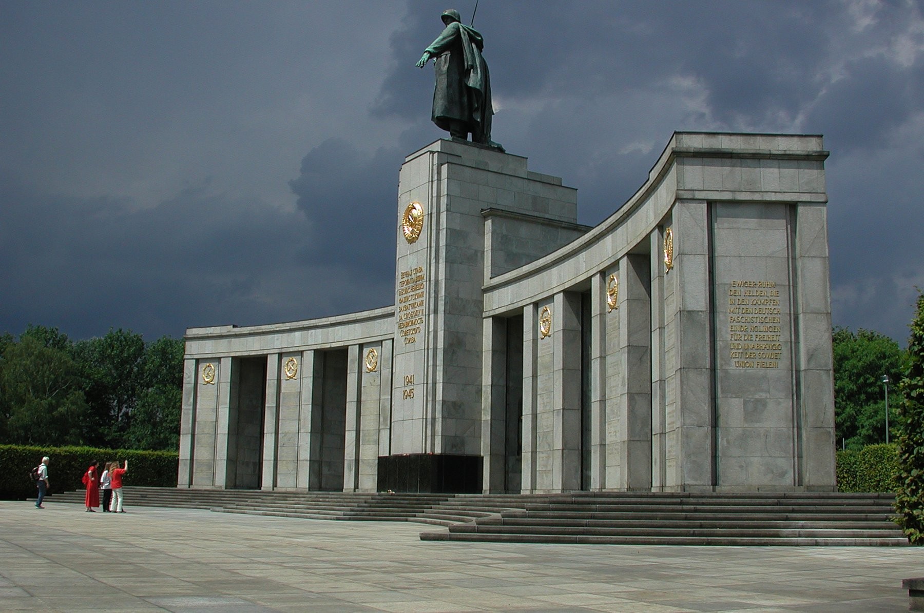 Памятники ссср. Советский мемориал в Берлине. Берлин Советская архитектура. Мемориал второй мировой войны в Берлине. Памятники второй мировой войны в Берлине.