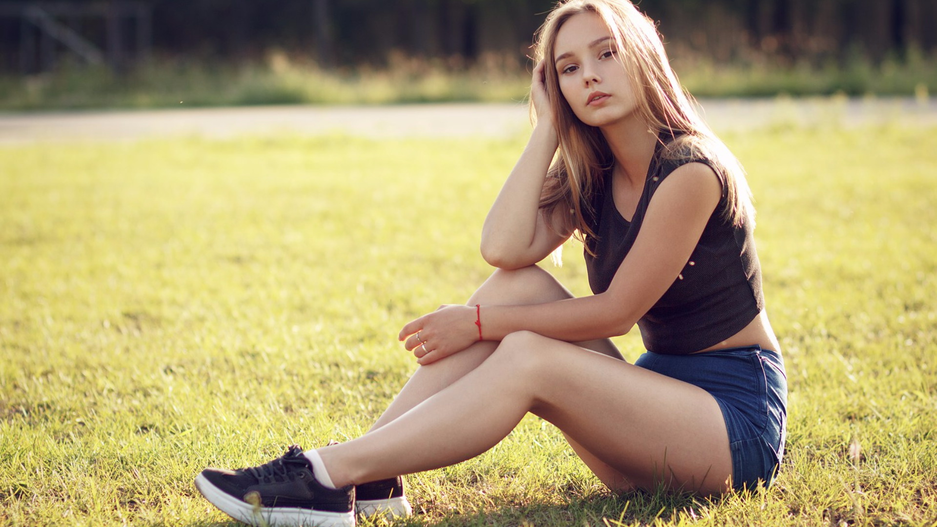 сидеть, жандарм, кеды