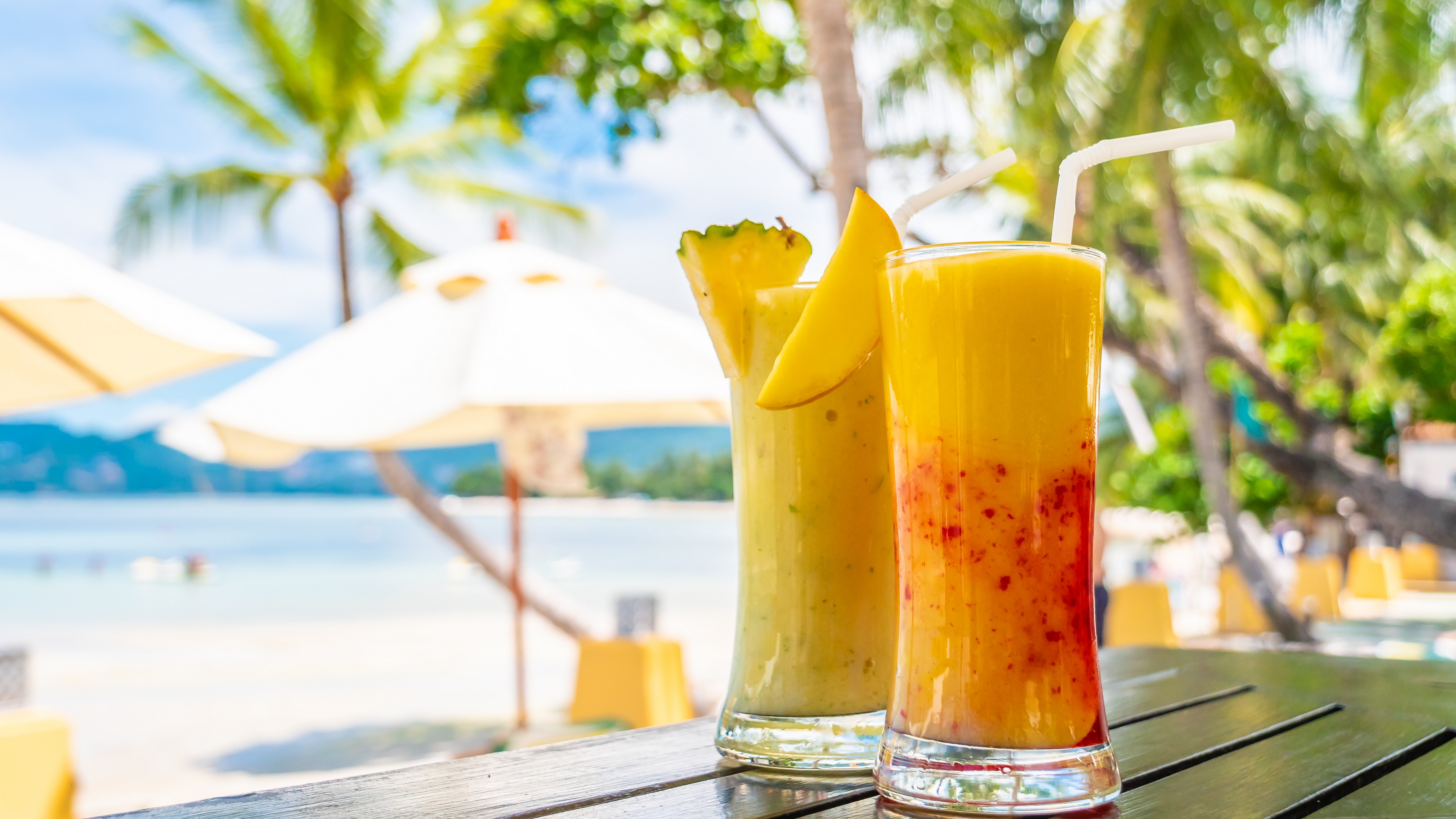 Tropical cocktail. Коктейль «тропический Джин-фрутти». Пхукет манго. Коктейль на пляже.