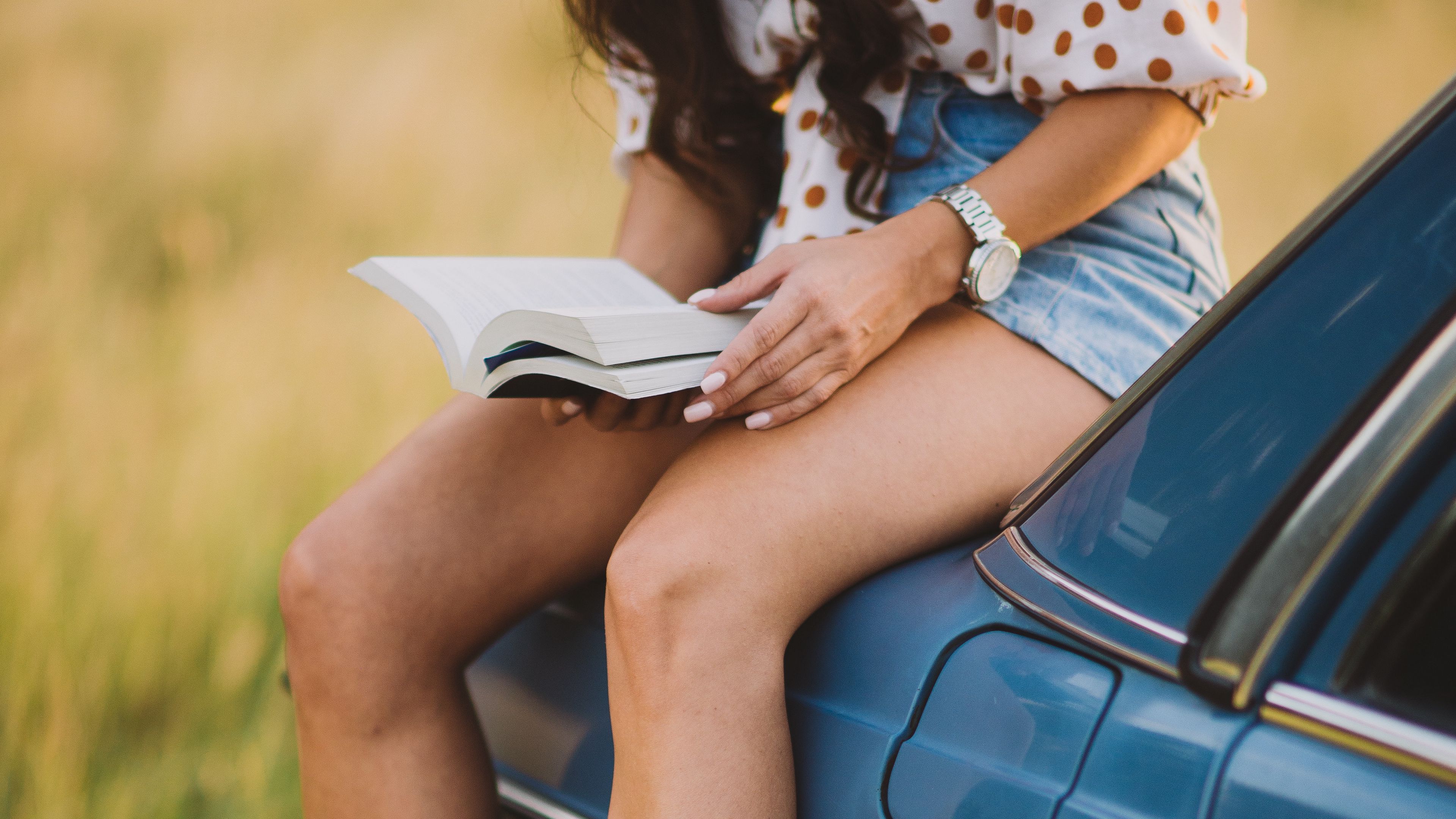 Car reading. Девушка с книгой в дороге. Девушка с книгой обои. Картинка лето машина и девушка с книгой. Девушка с книжкой ПДД.