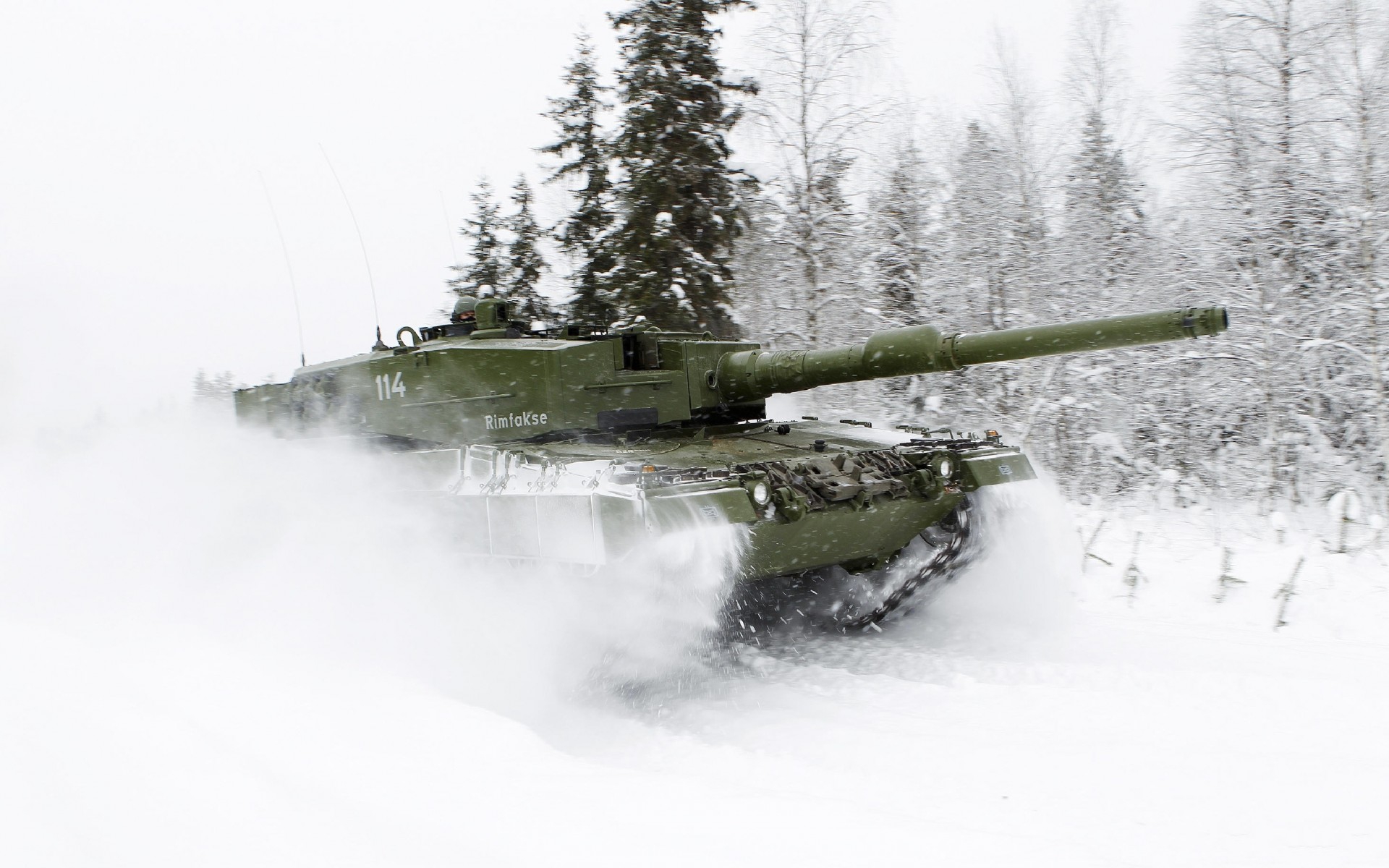 есть танк, который едет по снегу