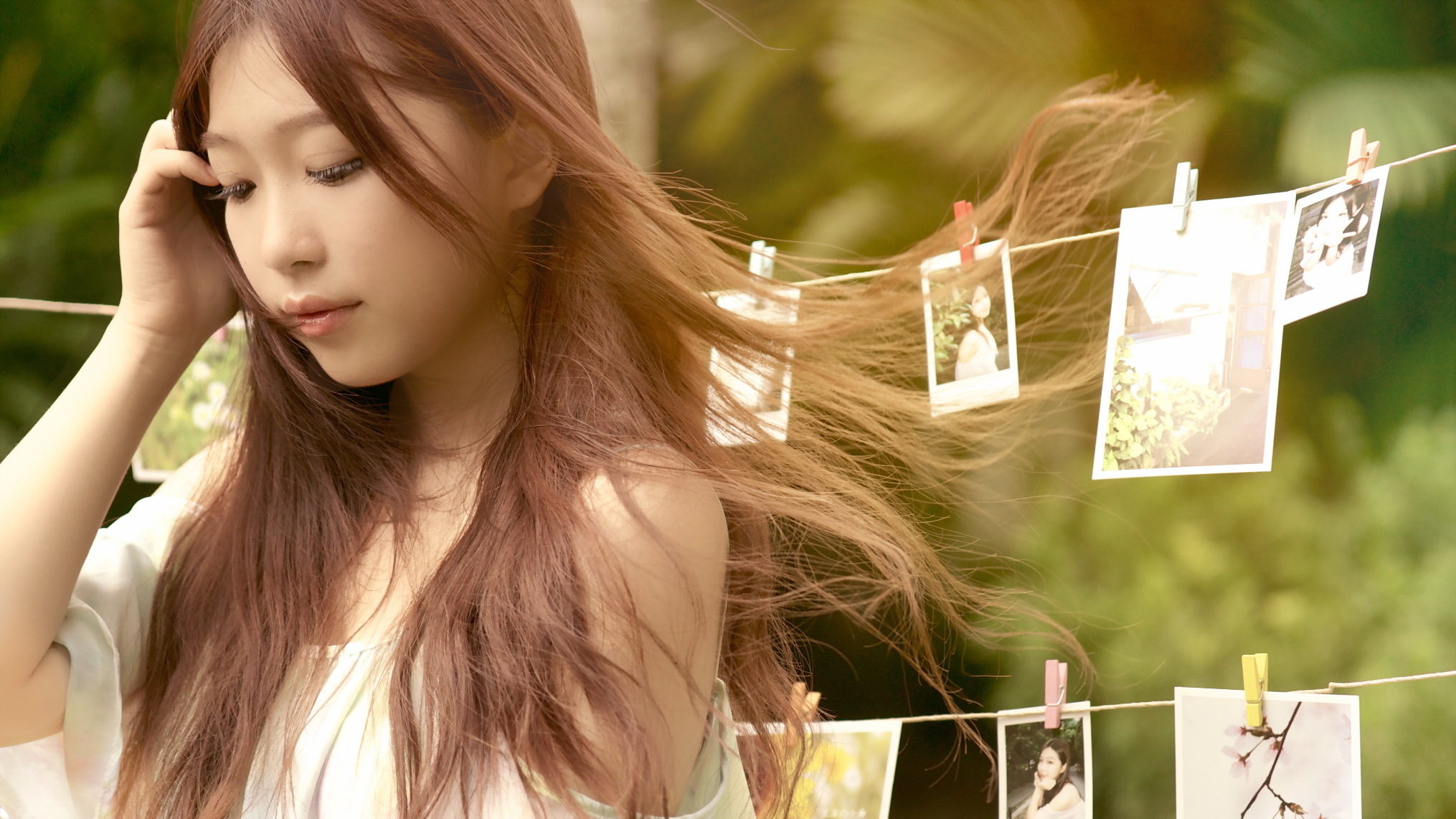 женщина с длинными волосами и белой рубашкой, держащая линию одежды