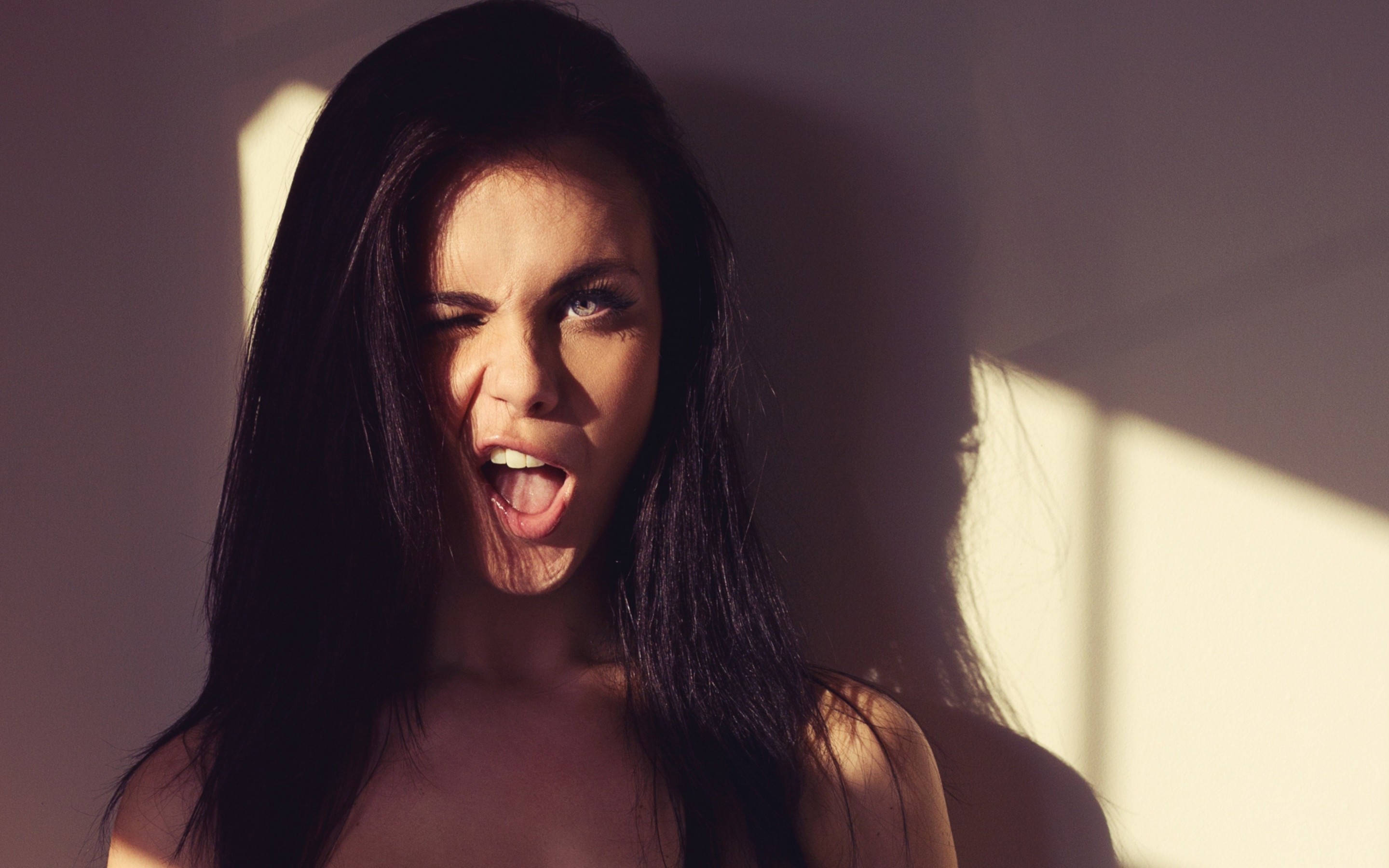 есть женщина с длинными волосами, высунувшими язык