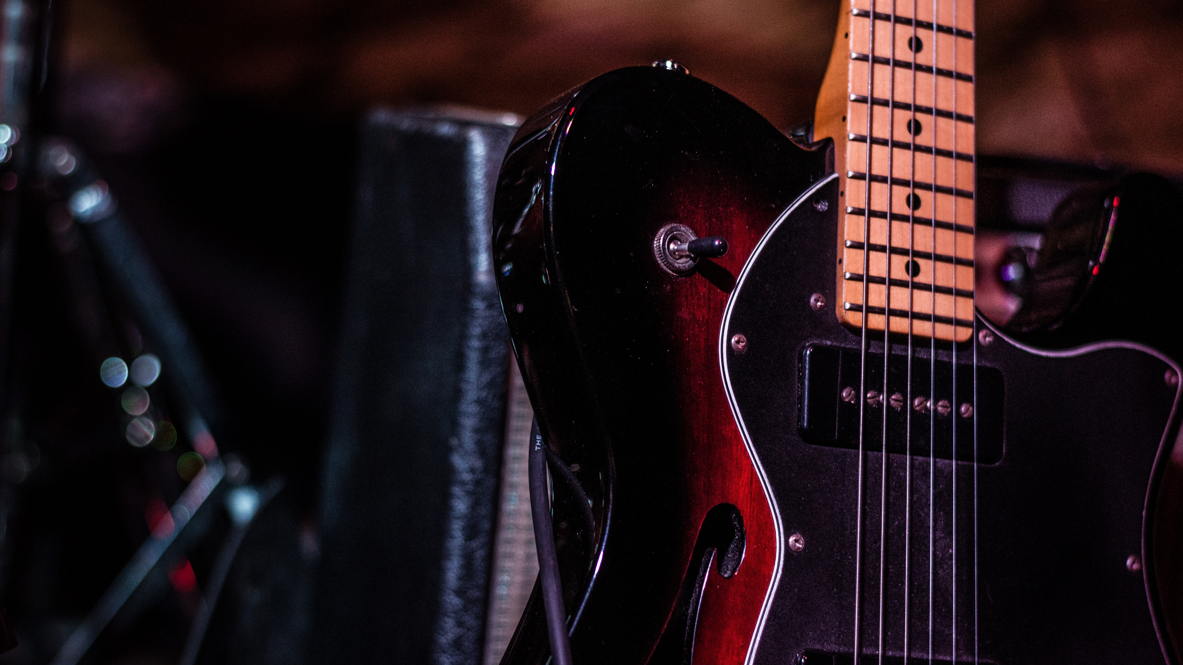 гитары выстраиваются в ряд на сцене