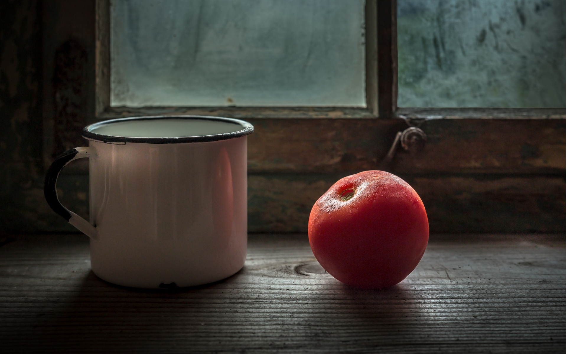 Кувшин китчен. Кувшин обои рабочего. Photography still Life /Iwona czubek / Poland .. Яяблоки согреты свечением фонаря возле кувшина обои.