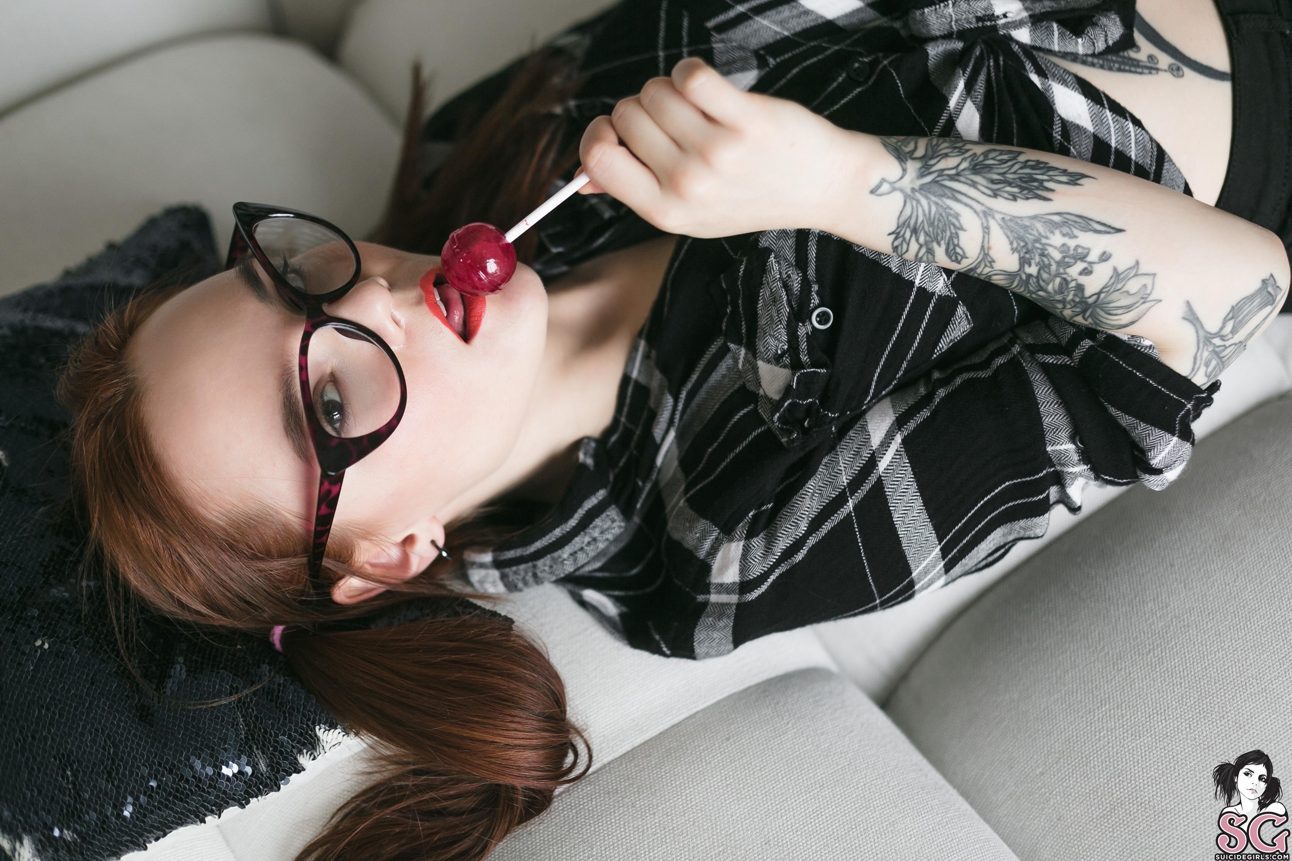 женщина с очками и шарфом, лежащим на диване