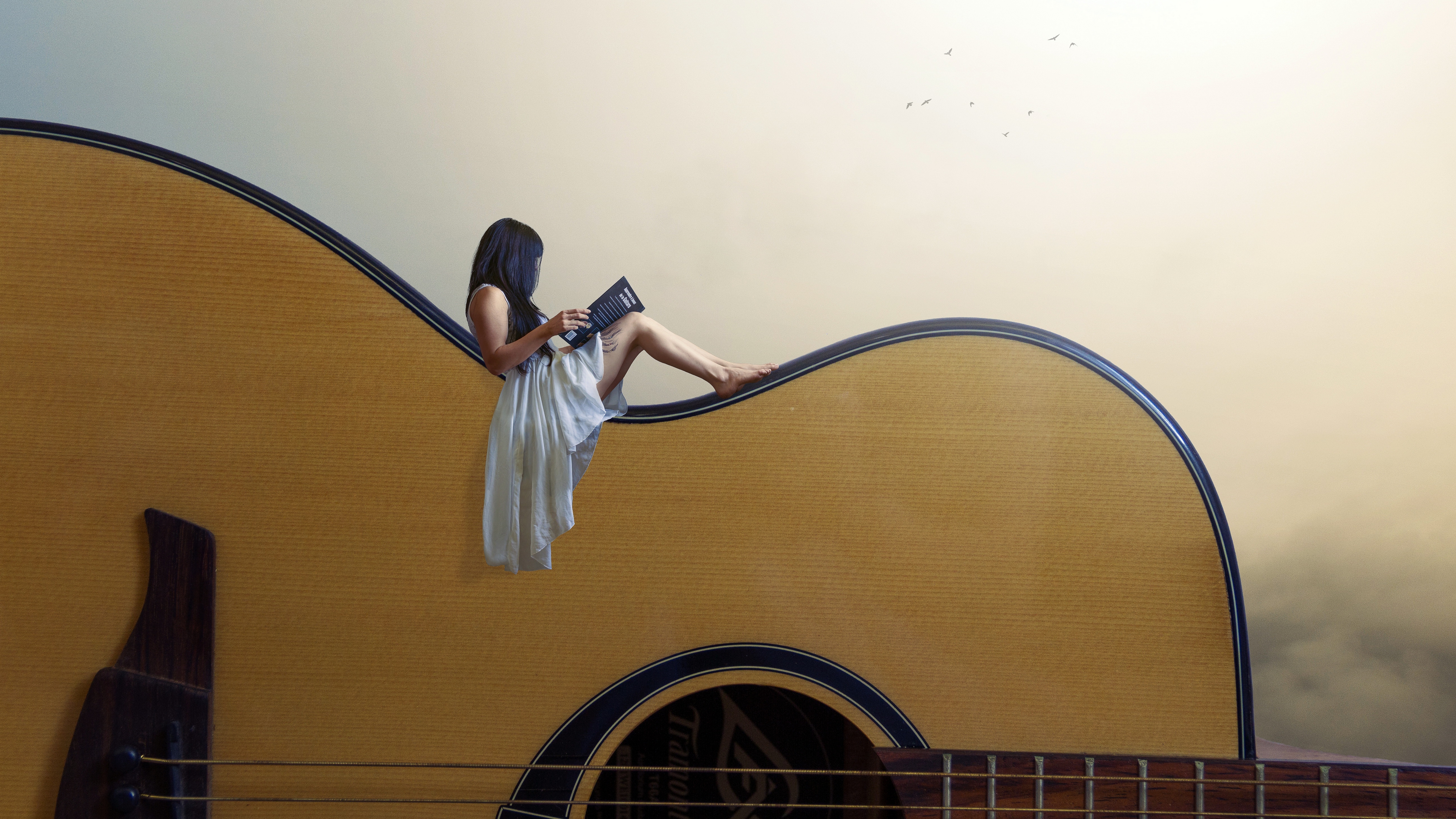 там изображена женщина, играющая на гитаре и держащая в руках фотоаппарат