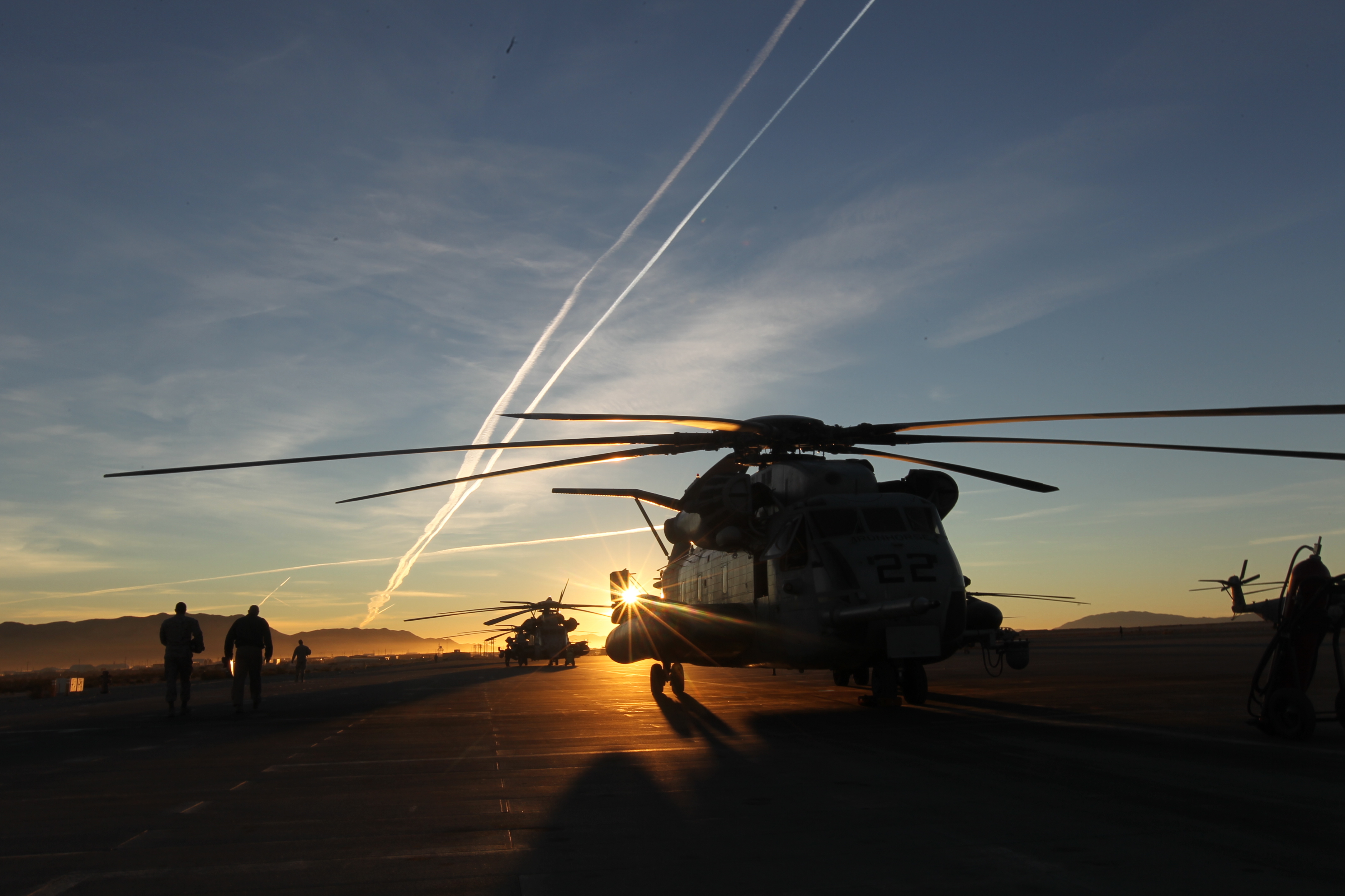 Вертолет самолет человек. Sikorsky Ch-53e super Stallion. Sikorsky MH-53. Sikorsky Ch-53 Sea Stallion. Ми 8.