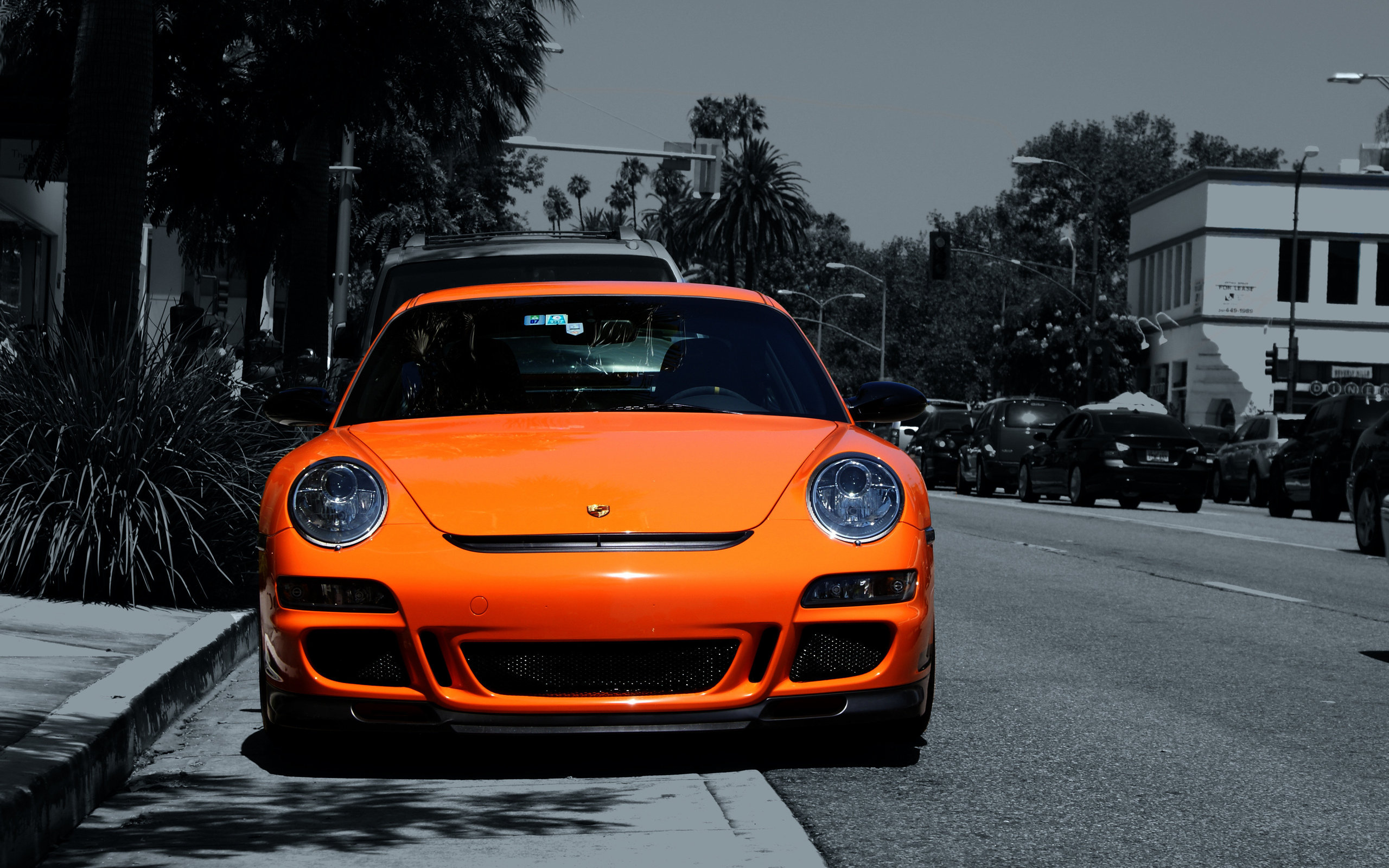 оранжевый Porsche на лужайке скачать