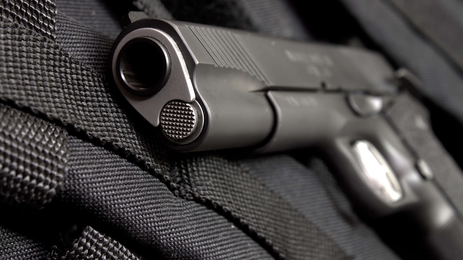 кольт 1911 с фокусом на стволе