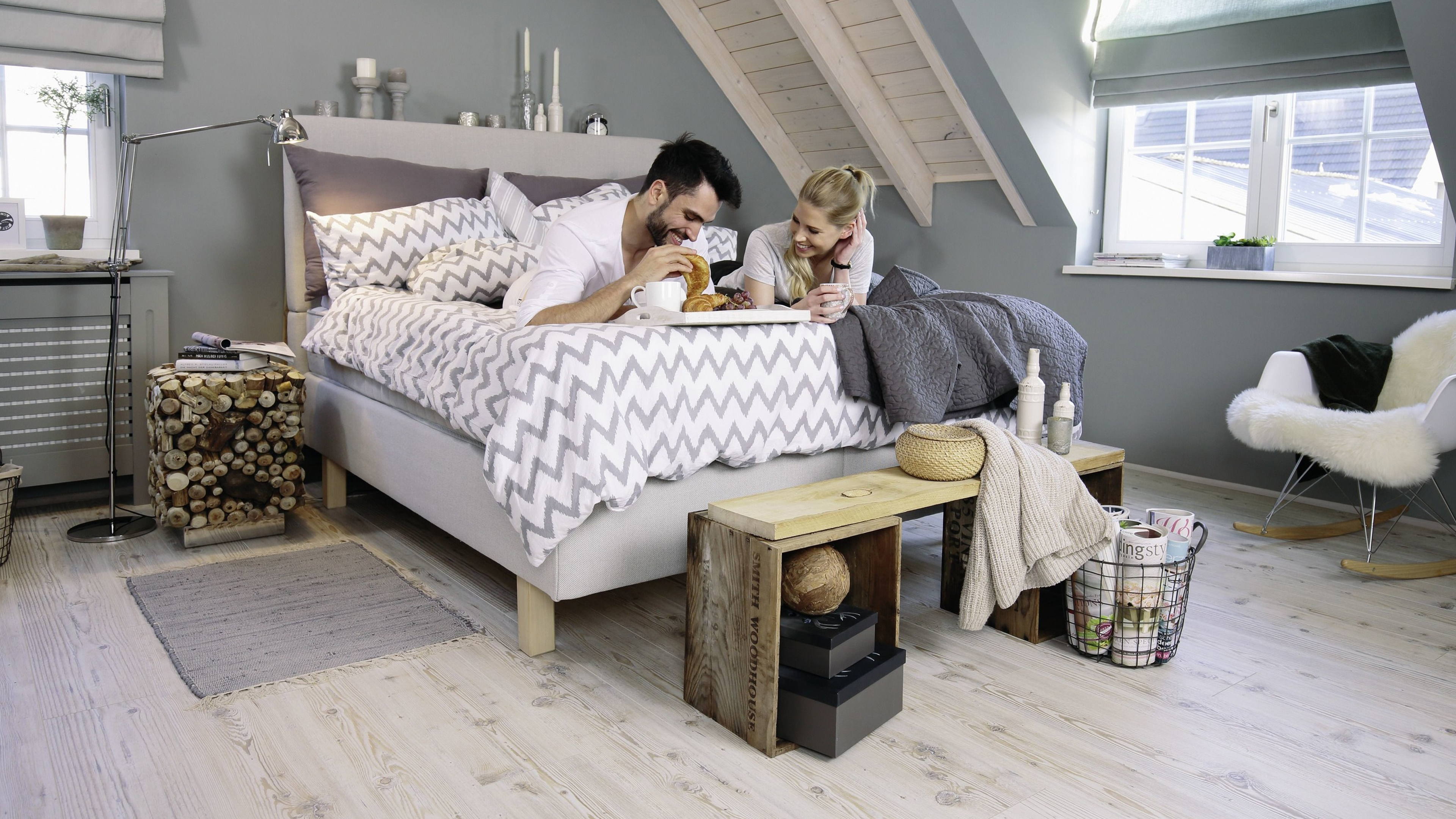 два человека лежат на кровати в комнате