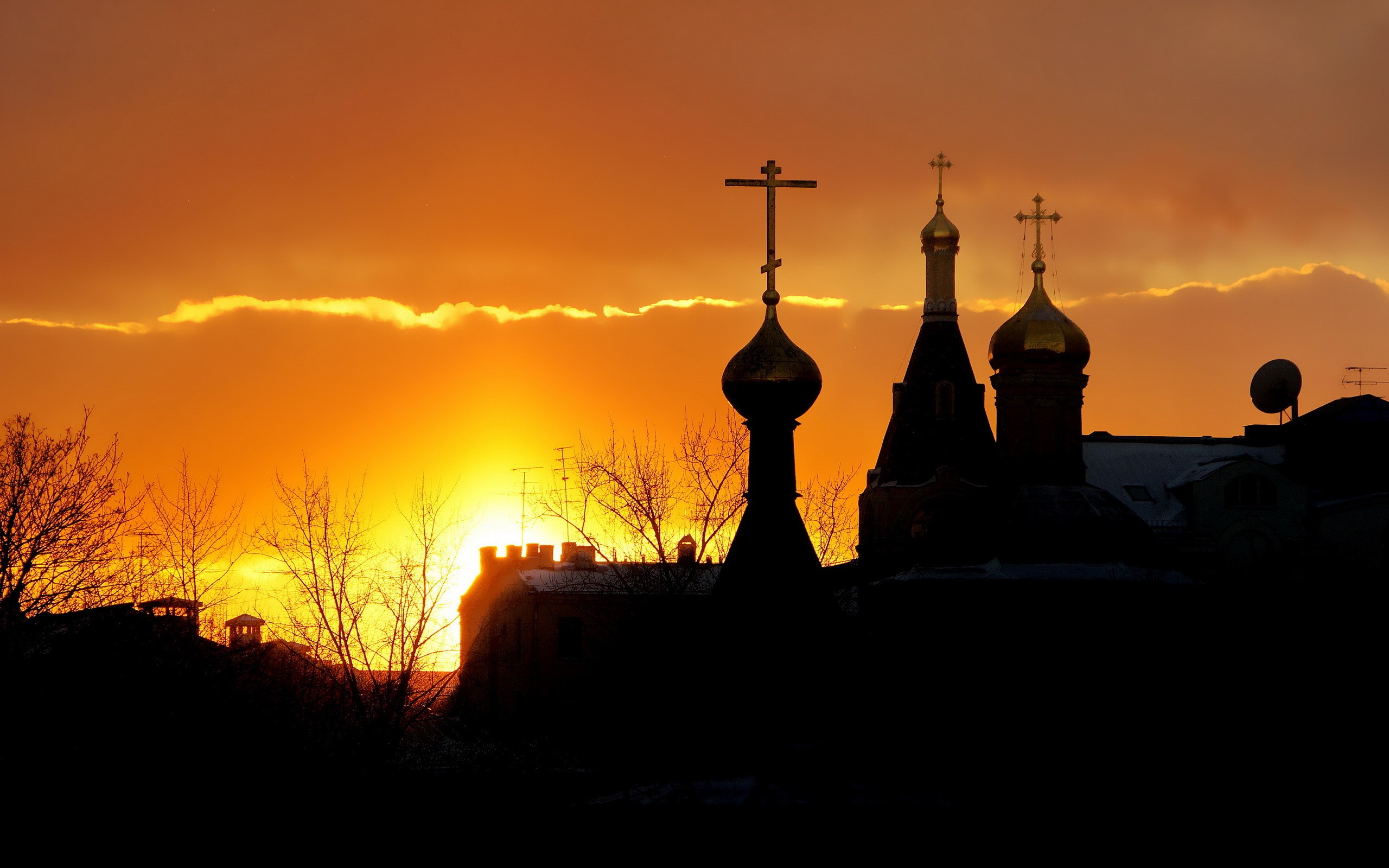 к стене, колокол