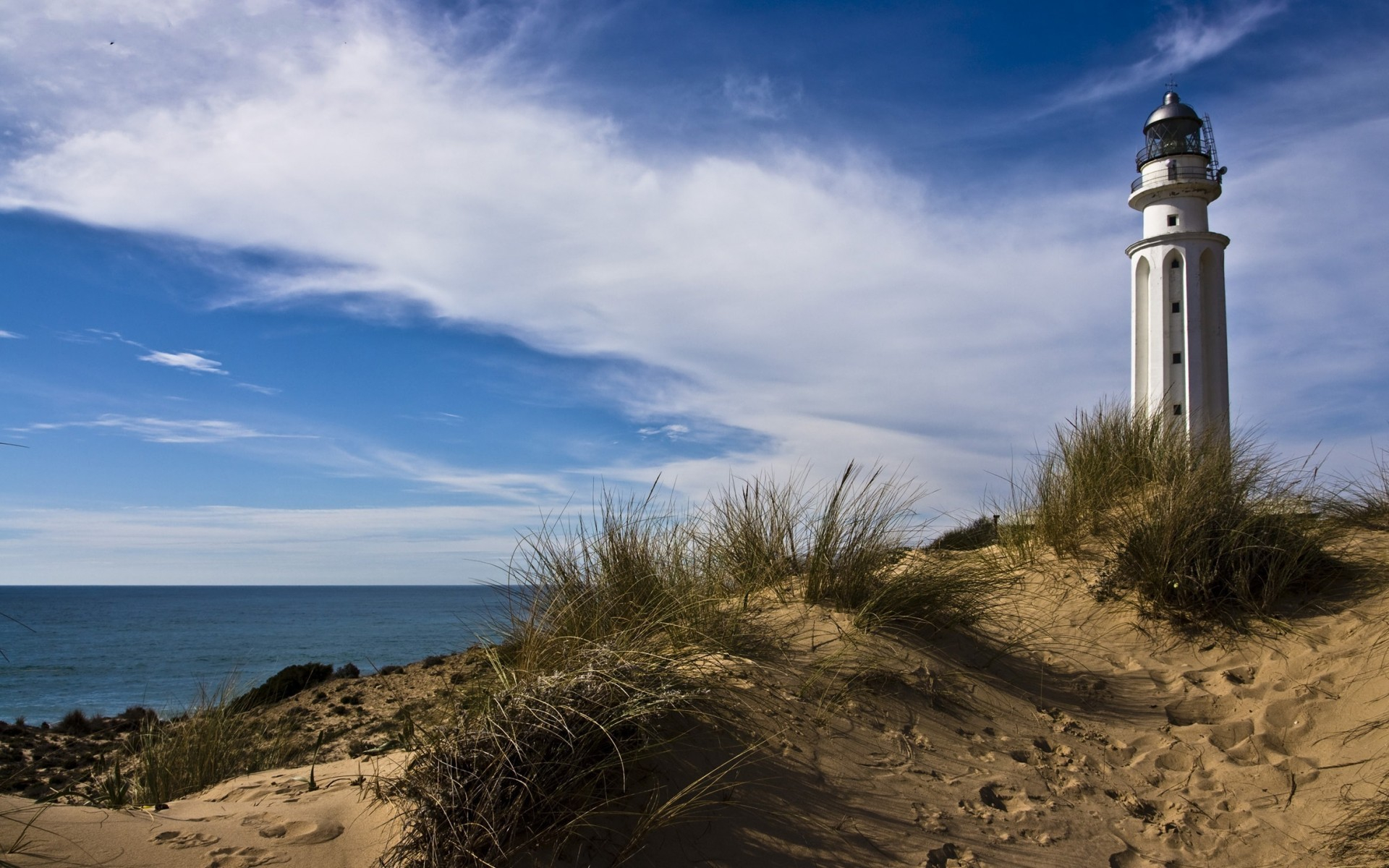 есть маяк на холме с видом на океан